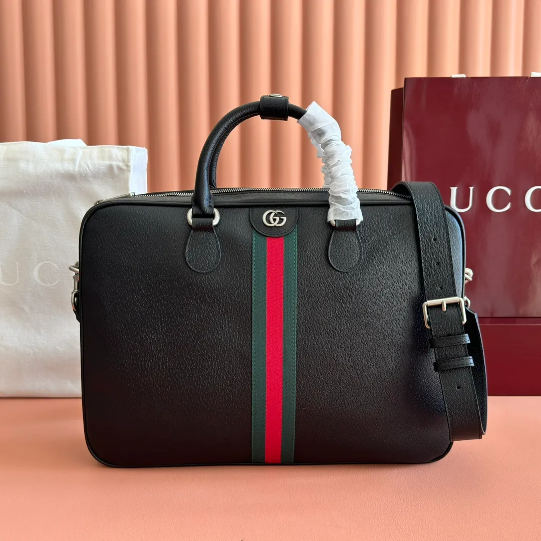 p1460💋💋💋 Comes with a full set of original counter packaging [New Product] The Ophidia series innovation incorporates black color matching and exquisite leather, and highlights the brand's iconic silhouette with new functions. This briefcase is made of natural glossy soft leather and is expertly embellished with the Double G logo and webbing details. Natural gloss black soft leather Black leather trim Palladium tone hardware Dark green linen-cotton blend lining Double G Web detail ID tag Handle height: 6cm Removable and adjustable shoulder strap (height: 50cm; length: 128cm - 143cm) Zip closure Ident number: 834461. Dimensions: 39.5cm (width) x 28.5cm (height) x 6cm (depth) Weight: approx. 0.5kg Color: Black full leather. Made in Italy