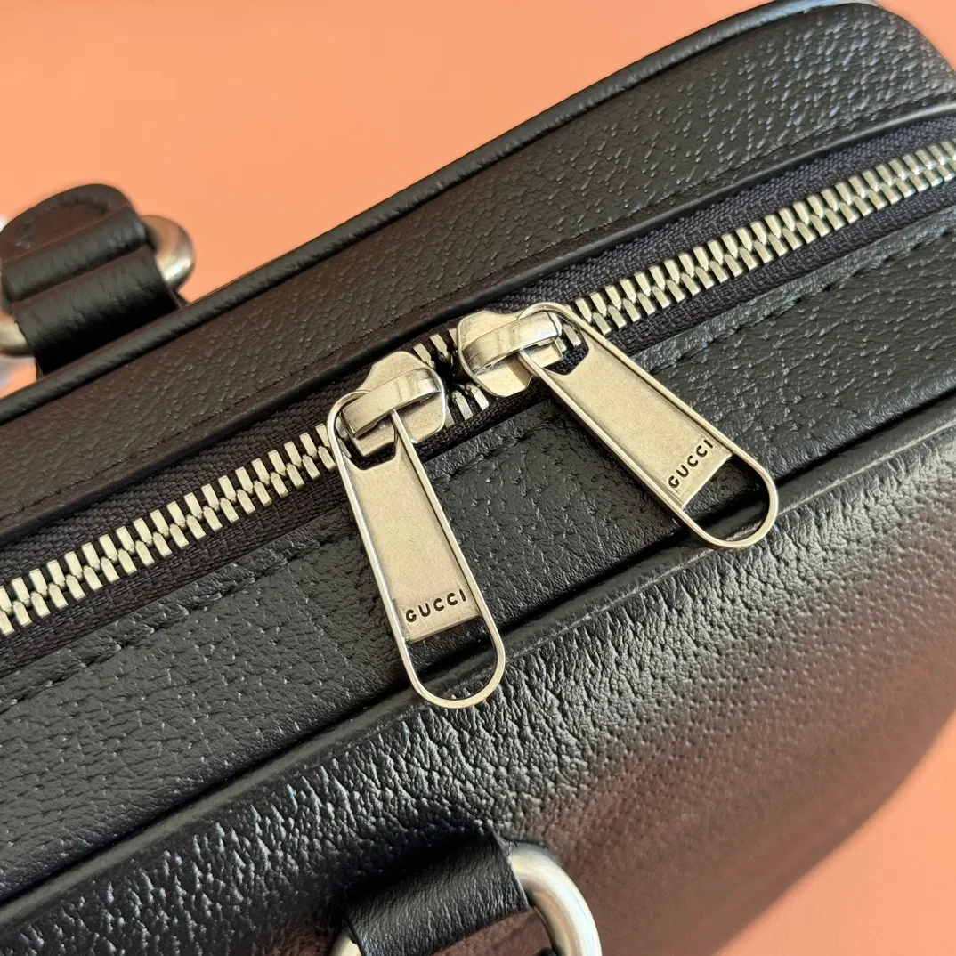 p1460💋💋💋 Comes with a full set of original counter packaging [New Product] The Ophidia series innovation incorporates black color matching and exquisite leather, and highlights the brand's iconic silhouette with new functions. This briefcase is made of natural glossy soft leather and is expertly embellished with the Double G logo and webbing details. Natural gloss black soft leather Black leather trim Palladium tone hardware Dark green linen-cotton blend lining Double G Web detail ID tag Handle height: 6cm Removable and adjustable shoulder strap (height: 50cm; length: 128cm - 143cm) Zip closure Ident number: 834461. Dimensions: 39.5cm (width) x 28.5cm (height) x 6cm (depth) Weight: approx. 0.5kg Color: Black full leather. Made in Italy
