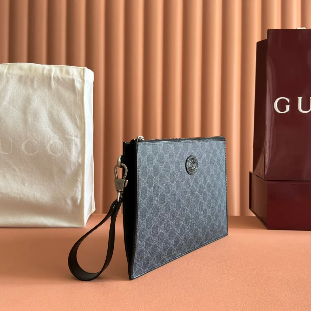 p540. 📣📣📣【Original leather with 🌈full counter packaging】🔥🔥This simple and slender wallet is made of black GG Supreme canvas, decorated with tonal leather piping and an interlocking double G logo, highlighting the charm of a classic design. Black GG Supreme canvas, environmentally friendly material. Black leather trim. Viscose lining. Oval leather interlocking G plaque. Eight card compartments, two bill compartments. Size: 30.5*21*1.5cm Color: black/pvc. Model: 672953.