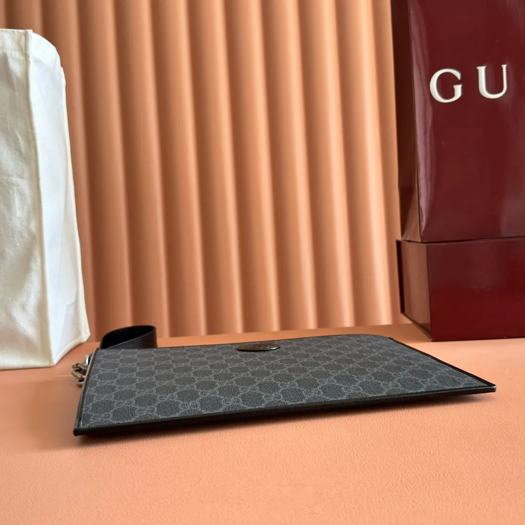 p540. 📣📣📣【Original leather with 🌈full counter packaging】🔥🔥This simple and slender wallet is made of black GG Supreme canvas, decorated with tonal leather piping and an interlocking double G logo, highlighting the charm of a classic design. Black GG Supreme canvas, environmentally friendly material. Black leather trim. Viscose lining. Oval leather interlocking G plaque. Eight card compartments, two bill compartments. Size: 30.5*21*1.5cm Color: black/pvc. Model: 672953.