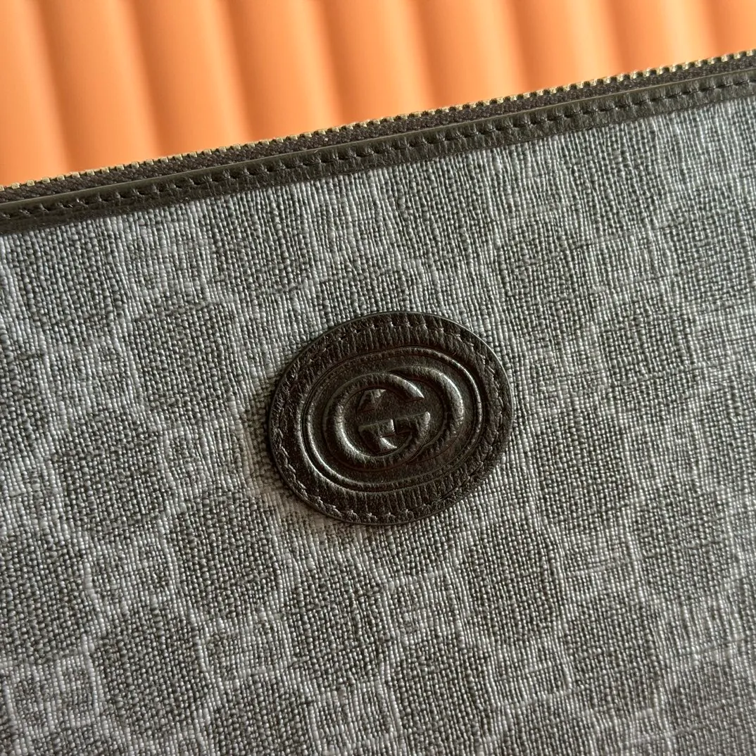 p540. 📣📣📣【Original leather with 🌈full counter packaging】🔥🔥This simple and slender wallet is made of black GG Supreme canvas, decorated with tonal leather piping and an interlocking double G logo, highlighting the charm of a classic design. Black GG Supreme canvas, environmentally friendly material. Black leather trim. Viscose lining. Oval leather interlocking G plaque. Eight card compartments, two bill compartments. Size: 30.5*21*1.5cm Color: black/pvc. Model: 672953.