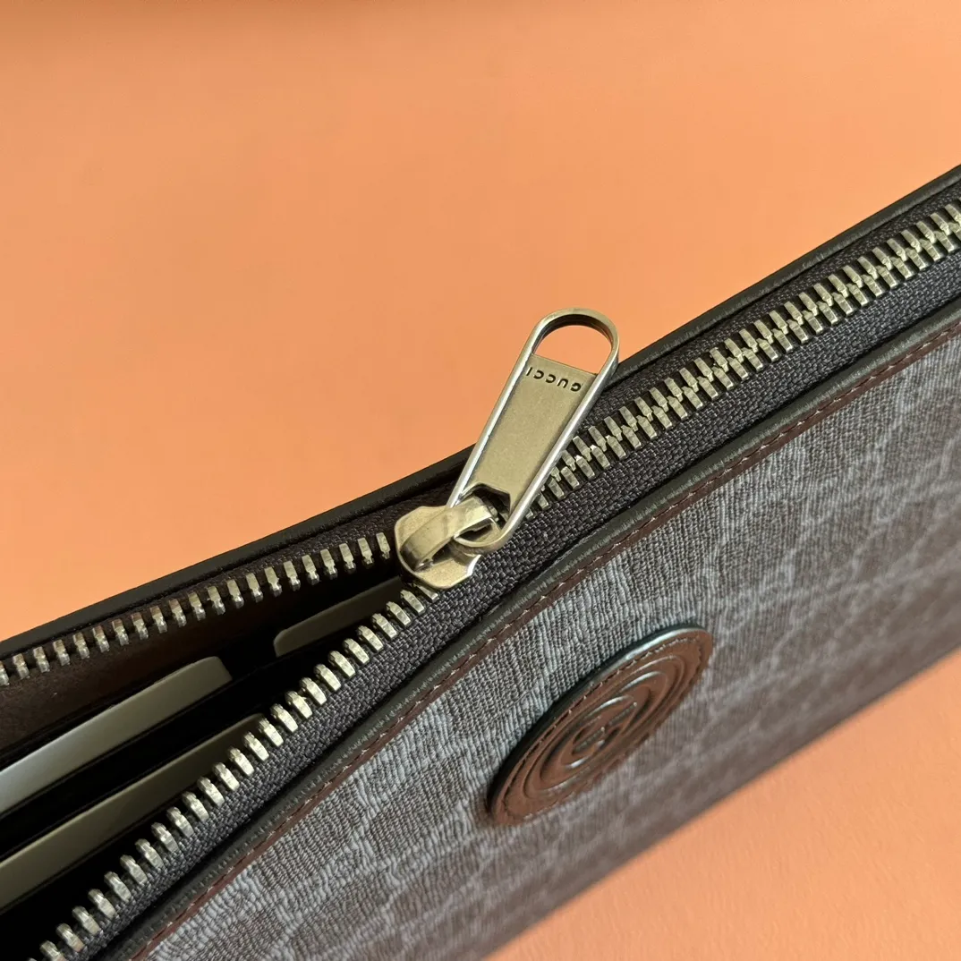 p540. 📣📣📣【Original leather with 🌈full counter packaging】🔥🔥This simple and slender wallet is made of black GG Supreme canvas, decorated with tonal leather piping and an interlocking double G logo, highlighting the charm of a classic design. Black GG Supreme canvas, environmentally friendly material. Black leather trim. Viscose lining. Oval leather interlocking G plaque. Eight card compartments, two bill compartments. Size: 30.5*21*1.5cm Color: black/pvc. Model: 672953.
