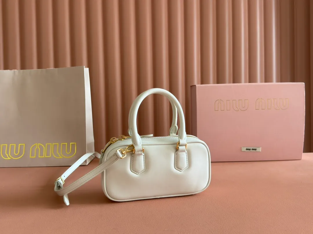 p1440💋💋💋【Equipment with counter full set of packaging, premium hardware and original leather】Arcadie cow leather mini (19cm) bowling handbag/crossbody bag ~ This Arcadic handbag demonstrates the unique concept that fashion is a tool that reflects reality and translates it into material form. The letter logo that complements the finish of the metal hardware accessories is exquisitely crafted and demonstrates a highly recognizable classic style. Dynamic and elegant lines with adjustable and detachable shoulder straps present a practical and versatile design with modern charm. ～Detachable and adjustable shoulder strap ～Zipper closure ～Painted metal letter logo on front ～Lined patch pocket Size: W19×H10×D5cm Number: _5BP176