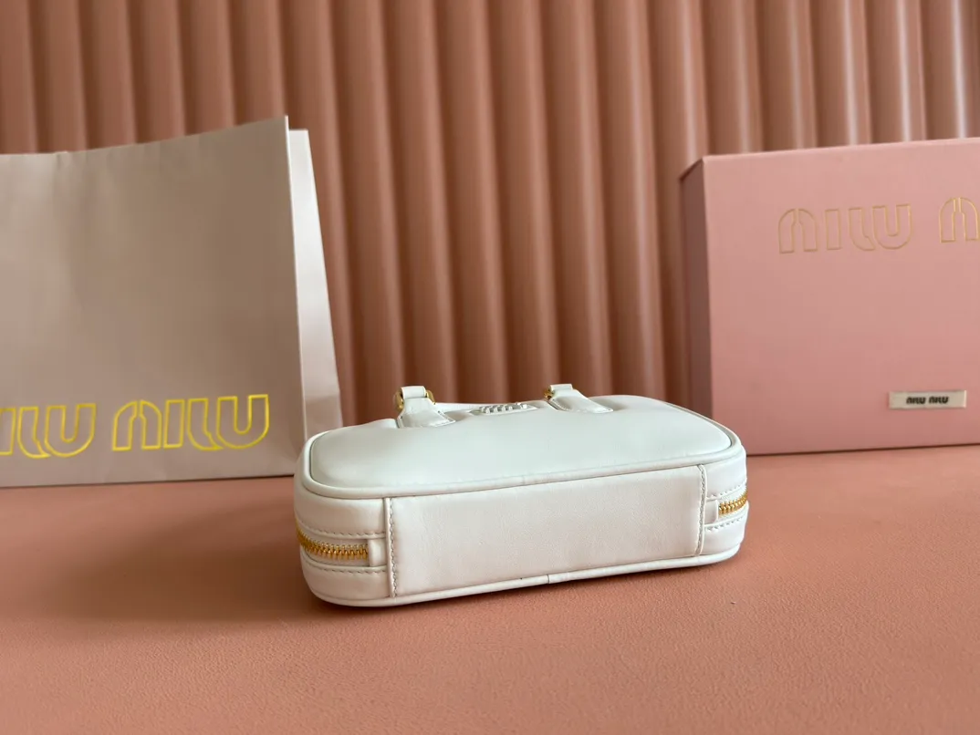 p1440💋💋💋【Equipment with counter full set of packaging, premium hardware and original leather】Arcadie cow leather mini (19cm) bowling handbag/crossbody bag ~ This Arcadic handbag demonstrates the unique concept that fashion is a tool that reflects reality and translates it into material form. The letter logo that complements the finish of the metal hardware accessories is exquisitely crafted and demonstrates a highly recognizable classic style. Dynamic and elegant lines with adjustable and detachable shoulder straps present a practical and versatile design with modern charm. ～Detachable and adjustable shoulder strap ～Zipper closure ～Painted metal letter logo on front ～Lined patch pocket Size: W19×H10×D5cm Number: _5BP176