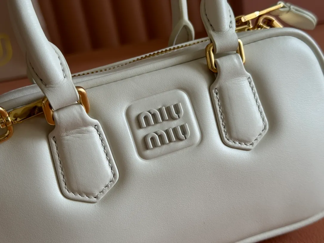 p1440💋💋💋【Equipment with counter full set of packaging, premium hardware and original leather】Arcadie cow leather mini (19cm) bowling handbag/crossbody bag ~ This Arcadic handbag demonstrates the unique concept that fashion is a tool that reflects reality and translates it into material form. The letter logo that complements the finish of the metal hardware accessories is exquisitely crafted and demonstrates a highly recognizable classic style. Dynamic and elegant lines with adjustable and detachable shoulder straps present a practical and versatile design with modern charm. ～Detachable and adjustable shoulder strap ～Zipper closure ～Painted metal letter logo on front ～Lined patch pocket Size: W19×H10×D5cm Number: _5BP176