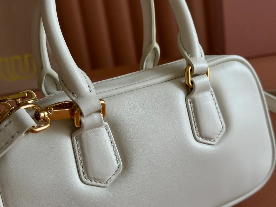 p1440💋💋💋【Equipment with counter full set of packaging, premium hardware and original leather】Arcadie cow leather mini (19cm) bowling handbag/crossbody bag ~ This Arcadic handbag demonstrates the unique concept that fashion is a tool that reflects reality and translates it into material form. The letter logo that complements the finish of the metal hardware accessories is exquisitely crafted and demonstrates a highly recognizable classic style. Dynamic and elegant lines with adjustable and detachable shoulder straps present a practical and versatile design with modern charm. ～Detachable and adjustable shoulder strap ～Zipper closure ～Painted metal letter logo on front ～Lined patch pocket Size: W19×H10×D5cm Number: _5BP176