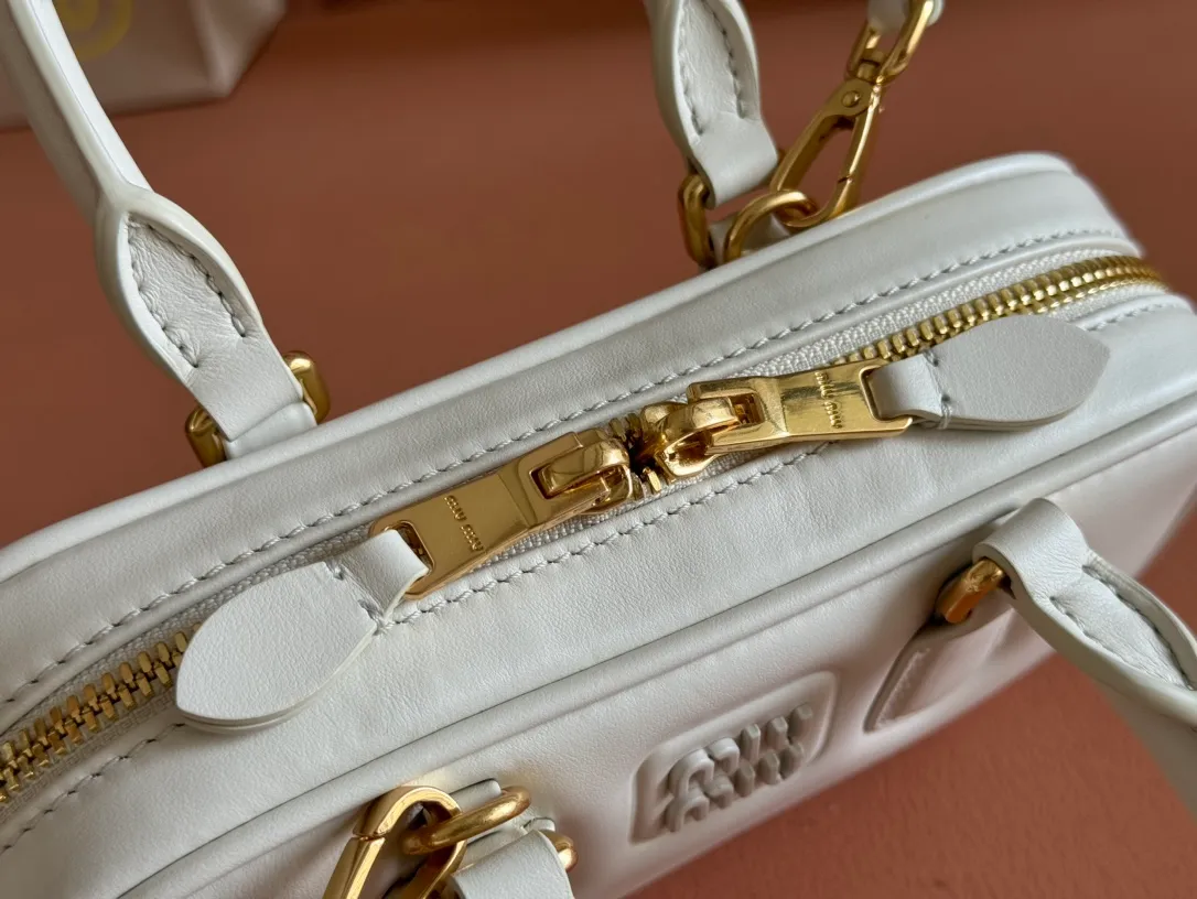 p1440💋💋💋【Equipment with counter full set of packaging, premium hardware and original leather】Arcadie cow leather mini (19cm) bowling handbag/crossbody bag ~ This Arcadic handbag demonstrates the unique concept that fashion is a tool that reflects reality and translates it into material form. The letter logo that complements the finish of the metal hardware accessories is exquisitely crafted and demonstrates a highly recognizable classic style. Dynamic and elegant lines with adjustable and detachable shoulder straps present a practical and versatile design with modern charm. ～Detachable and adjustable shoulder strap ～Zipper closure ～Painted metal letter logo on front ～Lined patch pocket Size: W19×H10×D5cm Number: _5BP176
