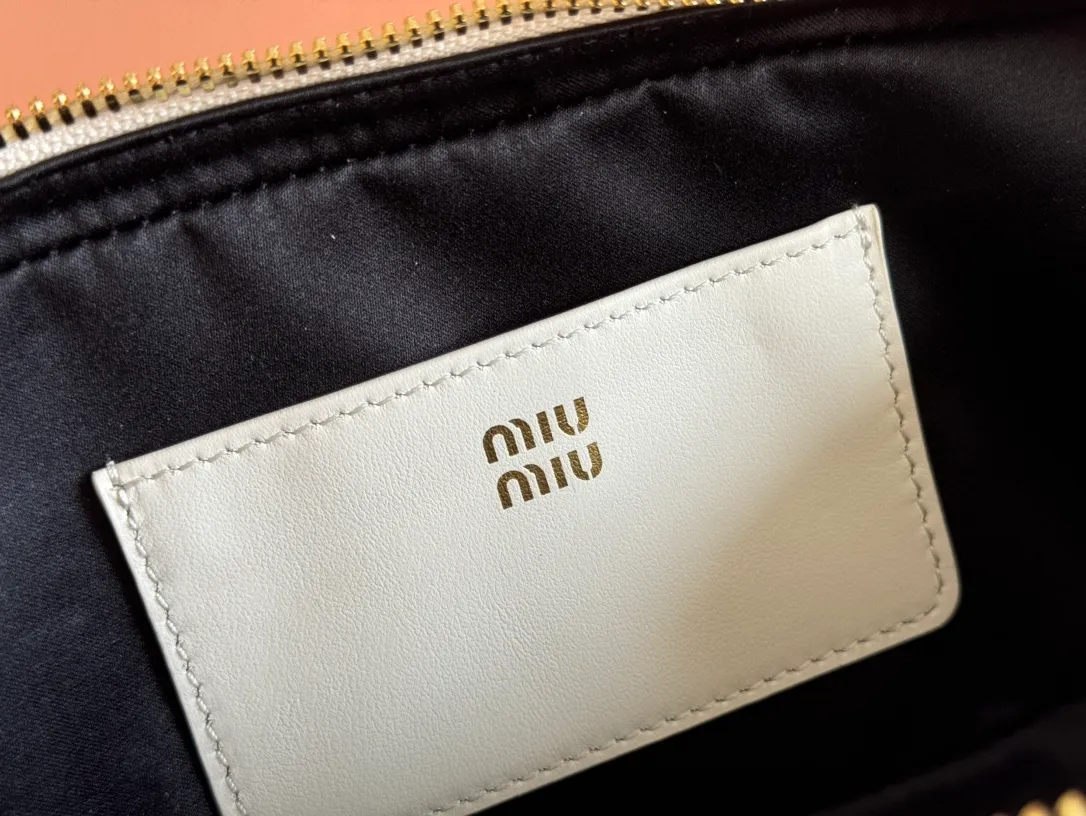 p1440💋💋💋【Equipment with counter full set of packaging, premium hardware and original leather】Arcadie cow leather mini (19cm) bowling handbag/crossbody bag ~ This Arcadic handbag demonstrates the unique concept that fashion is a tool that reflects reality and translates it into material form. The letter logo that complements the finish of the metal hardware accessories is exquisitely crafted and demonstrates a highly recognizable classic style. Dynamic and elegant lines with adjustable and detachable shoulder straps present a practical and versatile design with modern charm. ～Detachable and adjustable shoulder strap ～Zipper closure ～Painted metal letter logo on front ～Lined patch pocket Size: W19×H10×D5cm Number: _5BP176