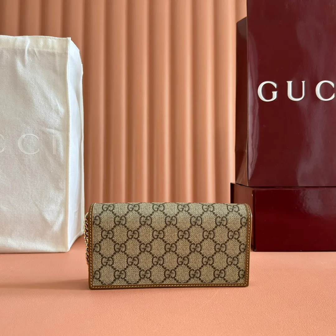 p600💋💋💋【Original Leather Counter Complete Packaging】Gucci Horsebit 1955 Series This Gucci Horsebit 1955 series handbag is made of beige PVC fabric, with unique rice rubber leather piping, giving the archive design a new charm. This handbag inherits the lines and shape of the product more than 60 years ago, cleverly blending classic details with modern spirit, highlighting the charm of the brand's iconic element, the horsebit. This small flap shoulder bag features an adjustable shoulder strap that allows you to convert it between shoulder and cross-body wear. Model: 621892. Size: 19*10*4cm. Color: brown/pvc.