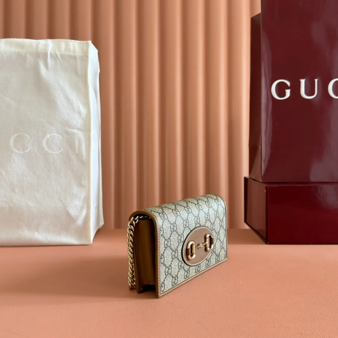 p600💋💋💋【Original Leather Counter Complete Packaging】Gucci Horsebit 1955 Series This Gucci Horsebit 1955 series handbag is made of beige PVC fabric, with unique rice rubber leather piping, giving the archive design a new charm. This handbag inherits the lines and shape of the product more than 60 years ago, cleverly blending classic details with modern spirit, highlighting the charm of the brand's iconic element, the horsebit. This small flap shoulder bag features an adjustable shoulder strap that allows you to convert it between shoulder and cross-body wear. Model: 621892. Size: 19*10*4cm. Color: brown/pvc.