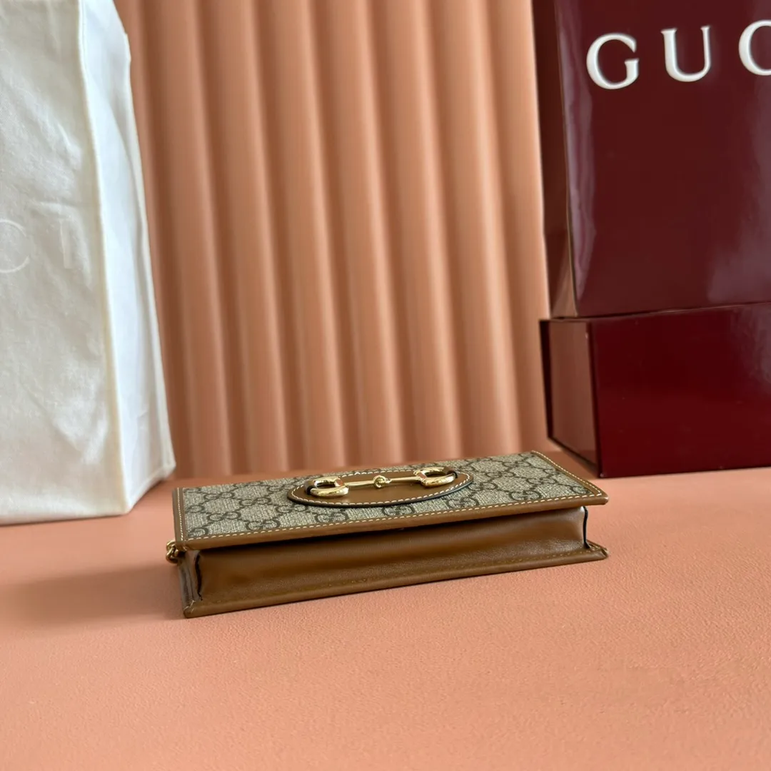 p600💋💋💋【Original Leather Counter Complete Packaging】Gucci Horsebit 1955 Series This Gucci Horsebit 1955 series handbag is made of beige PVC fabric, with unique rice rubber leather piping, giving the archive design a new charm. This handbag inherits the lines and shape of the product more than 60 years ago, cleverly blending classic details with modern spirit, highlighting the charm of the brand's iconic element, the horsebit. This small flap shoulder bag features an adjustable shoulder strap that allows you to convert it between shoulder and cross-body wear. Model: 621892. Size: 19*10*4cm. Color: brown/pvc.