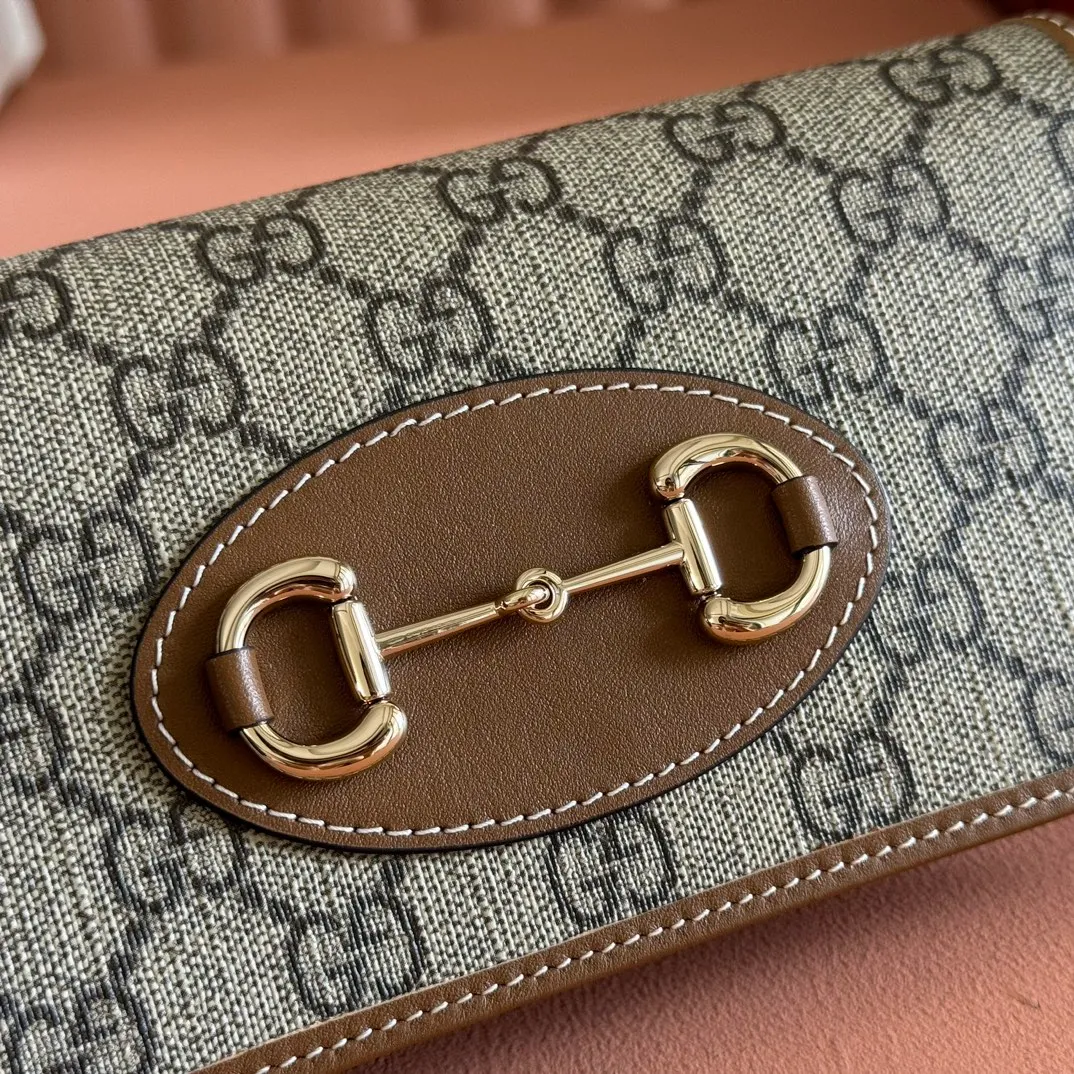 p600💋💋💋【Original Leather Counter Complete Packaging】Gucci Horsebit 1955 Series This Gucci Horsebit 1955 series handbag is made of beige PVC fabric, with unique rice rubber leather piping, giving the archive design a new charm. This handbag inherits the lines and shape of the product more than 60 years ago, cleverly blending classic details with modern spirit, highlighting the charm of the brand's iconic element, the horsebit. This small flap shoulder bag features an adjustable shoulder strap that allows you to convert it between shoulder and cross-body wear. Model: 621892. Size: 19*10*4cm. Color: brown/pvc.