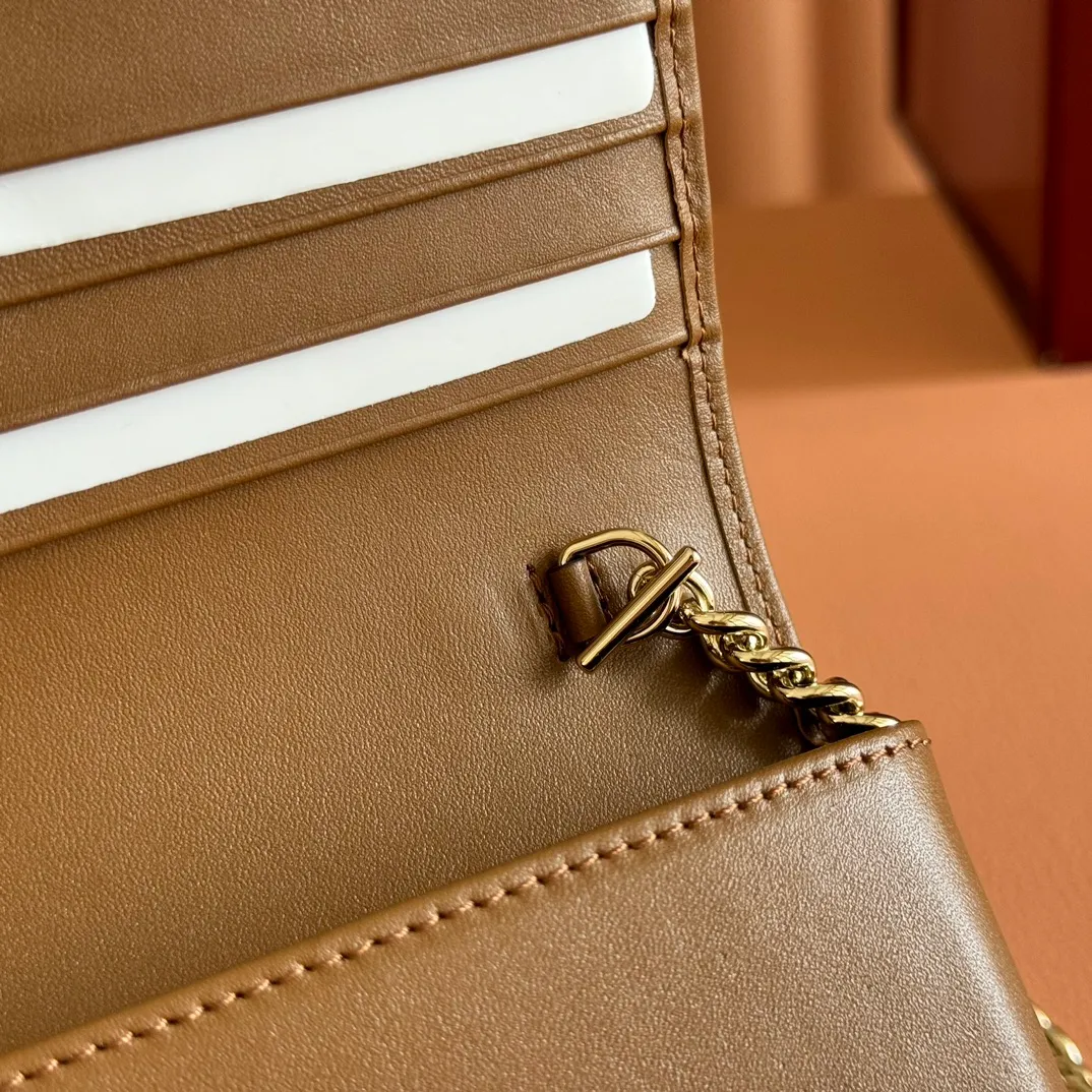 p600💋💋💋【Original Leather Counter Complete Packaging】Gucci Horsebit 1955 Series This Gucci Horsebit 1955 series handbag is made of beige PVC fabric, with unique rice rubber leather piping, giving the archive design a new charm. This handbag inherits the lines and shape of the product more than 60 years ago, cleverly blending classic details with modern spirit, highlighting the charm of the brand's iconic element, the horsebit. This small flap shoulder bag features an adjustable shoulder strap that allows you to convert it between shoulder and cross-body wear. Model: 621892. Size: 19*10*4cm. Color: brown/pvc.
