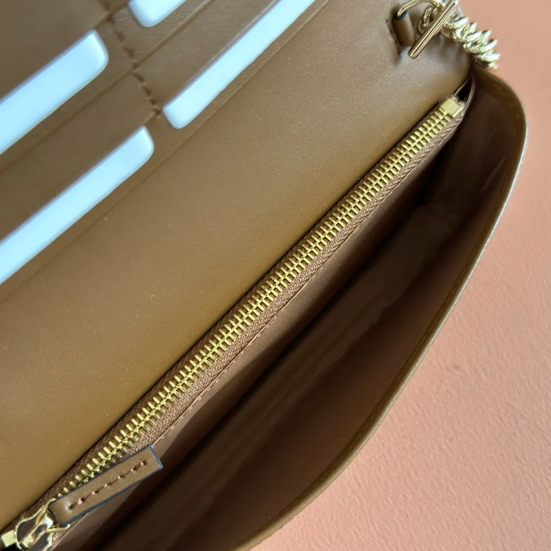 p600💋💋💋【Original Leather Counter Complete Packaging】Gucci Horsebit 1955 Series This Gucci Horsebit 1955 series handbag is made of beige PVC fabric, with unique rice rubber leather piping, giving the archive design a new charm. This handbag inherits the lines and shape of the product more than 60 years ago, cleverly blending classic details with modern spirit, highlighting the charm of the brand's iconic element, the horsebit. This small flap shoulder bag features an adjustable shoulder strap that allows you to convert it between shoulder and cross-body wear. Model: 621892. Size: 19*10*4cm. Color: brown/pvc.