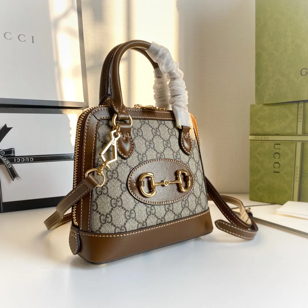 Upgraded version #💰300 Model: 640716 Mini Size: 20x19.5x7.5cm, Gucci💝💝𝙃𝙤𝙧𝙨𝙚𝙗𝙞𝙩 𝟭𝟵𝟱𝟱Mini shell bag, share a little cutie that can blow up the streets❗️The previous large shells were already attractive enough, but I didn’t expect that now there is a more powerful cutie, which is completely irresistible. It's the kind of item that makes you want to buy it after just one look at it. Super invincible and beautiful! Recommended! !