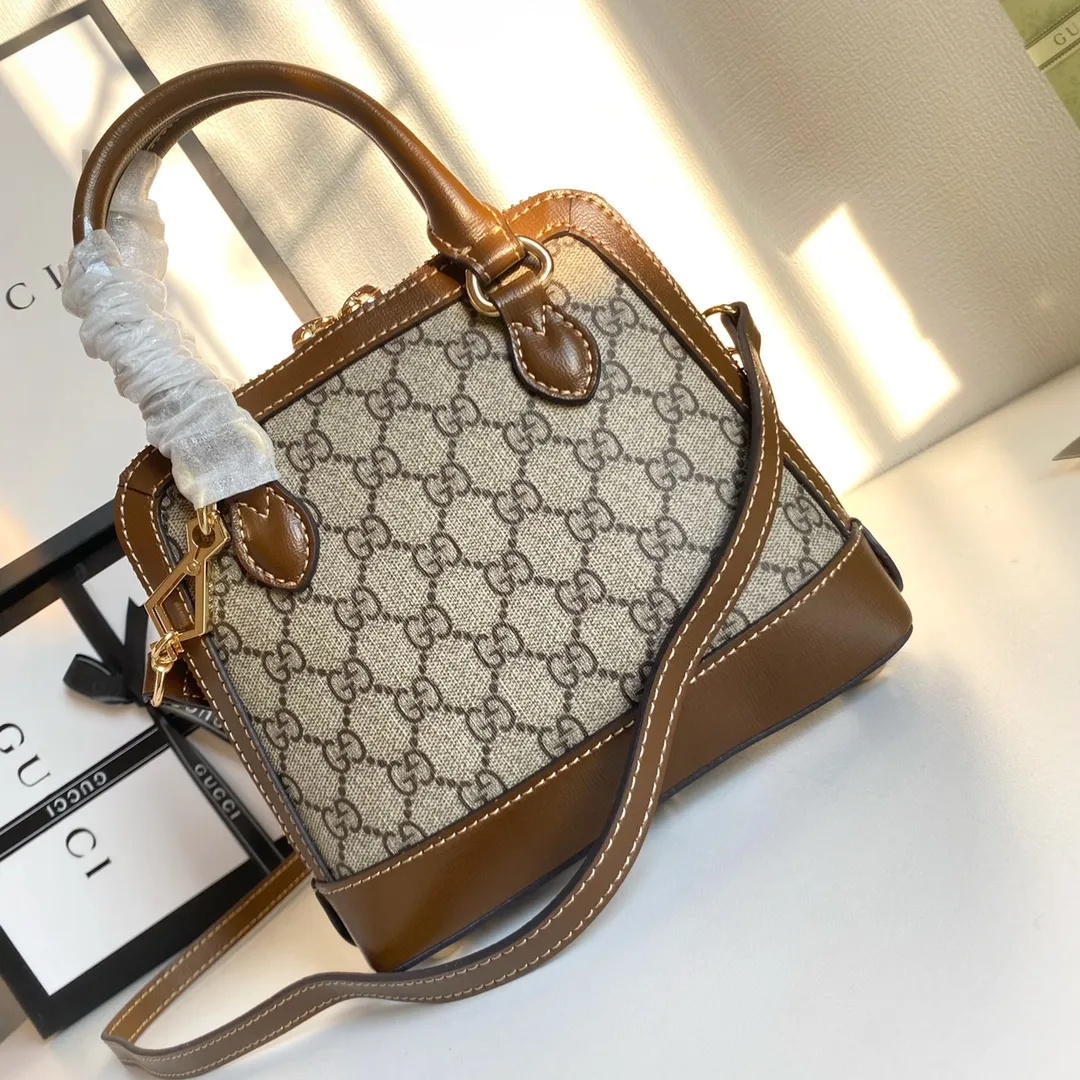Upgraded version #💰300 Model: 640716 Mini Size: 20x19.5x7.5cm, Gucci💝💝𝙃𝙤𝙧𝙨𝙚𝙗𝙞𝙩 𝟭𝟵𝟱𝟱Mini shell bag, share a little cutie that can blow up the streets❗️The previous large shells were already attractive enough, but I didn’t expect that now there is a more powerful cutie, which is completely irresistible. It's the kind of item that makes you want to buy it after just one look at it. Super invincible and beautiful! Recommended! !