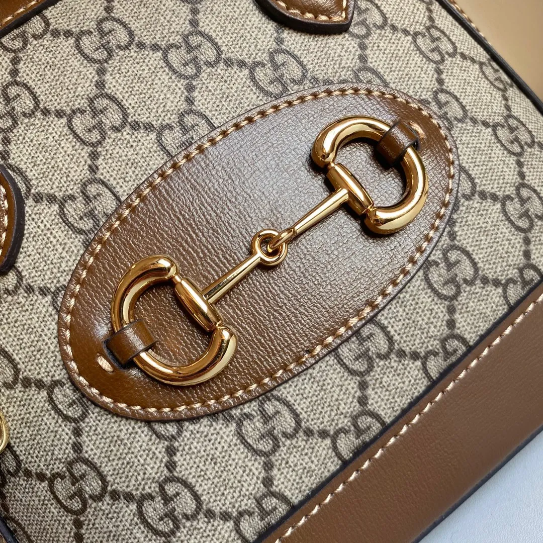 Upgraded version #💰300 Model: 640716 Mini Size: 20x19.5x7.5cm, Gucci💝💝𝙃𝙤𝙧𝙨𝙚𝙗𝙞𝙩 𝟭𝟵𝟱𝟱Mini shell bag, share a little cutie that can blow up the streets❗️The previous large shells were already attractive enough, but I didn’t expect that now there is a more powerful cutie, which is completely irresistible. It's the kind of item that makes you want to buy it after just one look at it. Super invincible and beautiful! Recommended! !