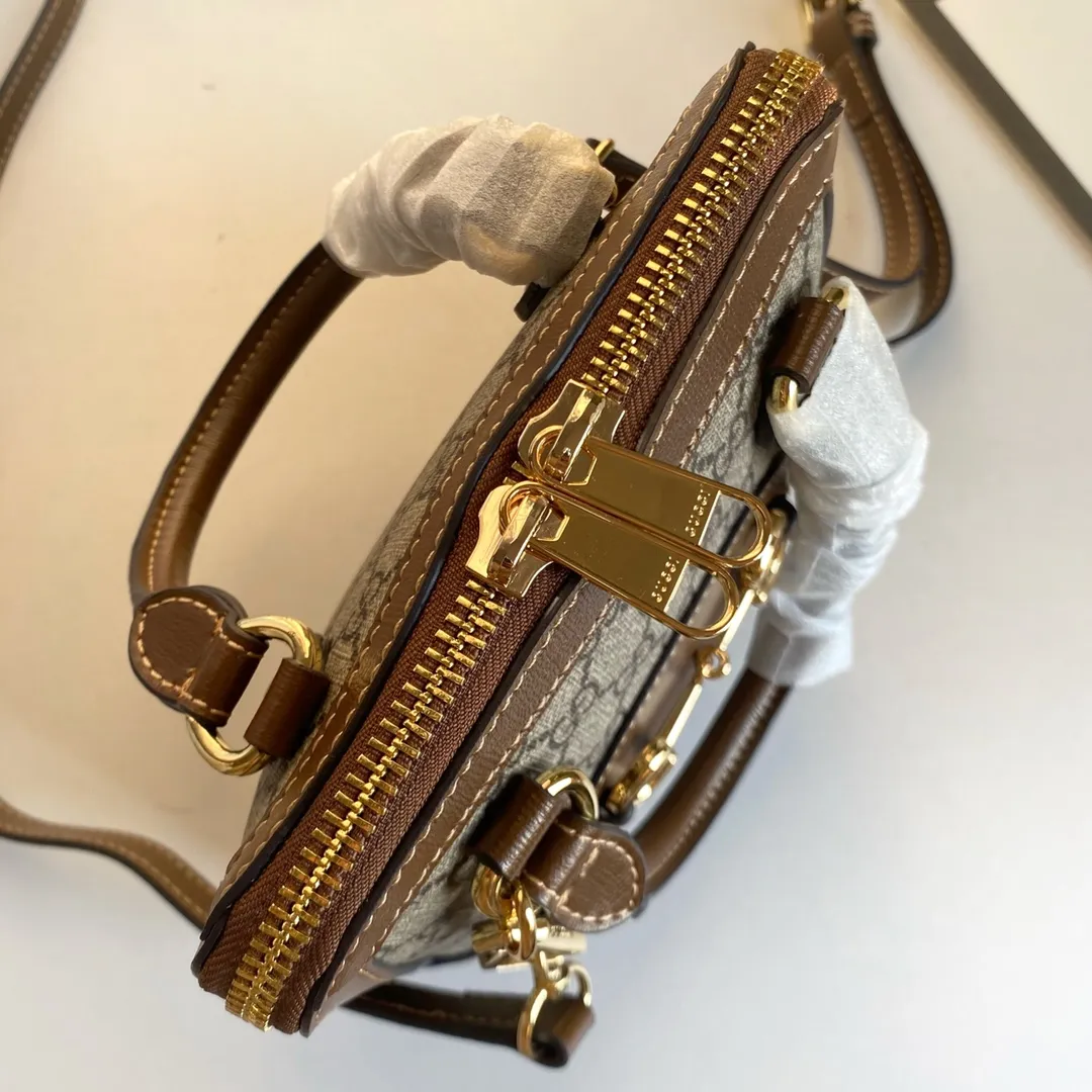 Upgraded version #💰300 Model: 640716 Mini Size: 20x19.5x7.5cm, Gucci💝💝𝙃𝙤𝙧𝙨𝙚𝙗𝙞𝙩 𝟭𝟵𝟱𝟱Mini shell bag, share a little cutie that can blow up the streets❗️The previous large shells were already attractive enough, but I didn’t expect that now there is a more powerful cutie, which is completely irresistible. It's the kind of item that makes you want to buy it after just one look at it. Super invincible and beautiful! Recommended! !