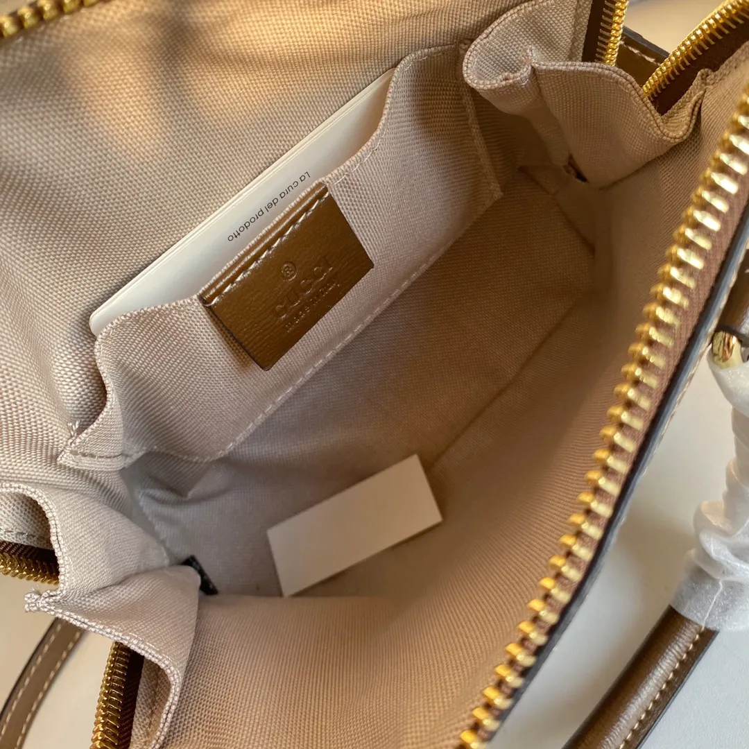 Upgraded version #💰300 Model: 640716 Mini Size: 20x19.5x7.5cm, Gucci💝💝𝙃𝙤𝙧𝙨𝙚𝙗𝙞𝙩 𝟭𝟵𝟱𝟱Mini shell bag, share a little cutie that can blow up the streets❗️The previous large shells were already attractive enough, but I didn’t expect that now there is a more powerful cutie, which is completely irresistible. It's the kind of item that makes you want to buy it after just one look at it. Super invincible and beautiful! Recommended! !