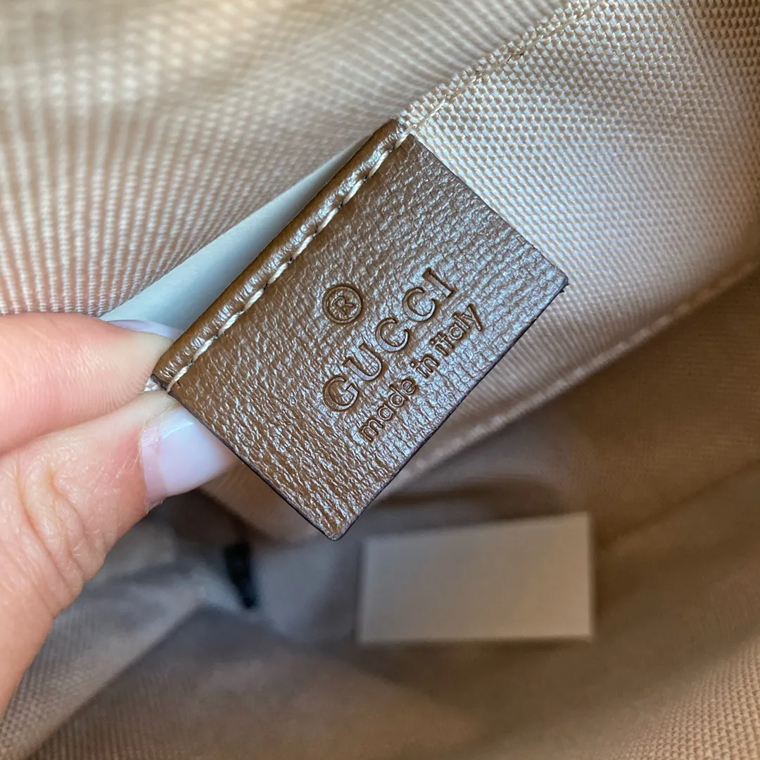 Upgraded version #💰300 Model: 640716 Mini Size: 20x19.5x7.5cm, Gucci💝💝𝙃𝙤𝙧𝙨𝙚𝙗𝙞𝙩 𝟭𝟵𝟱𝟱Mini shell bag, share a little cutie that can blow up the streets❗️The previous large shells were already attractive enough, but I didn’t expect that now there is a more powerful cutie, which is completely irresistible. It's the kind of item that makes you want to buy it after just one look at it. Super invincible and beautiful! Recommended! !