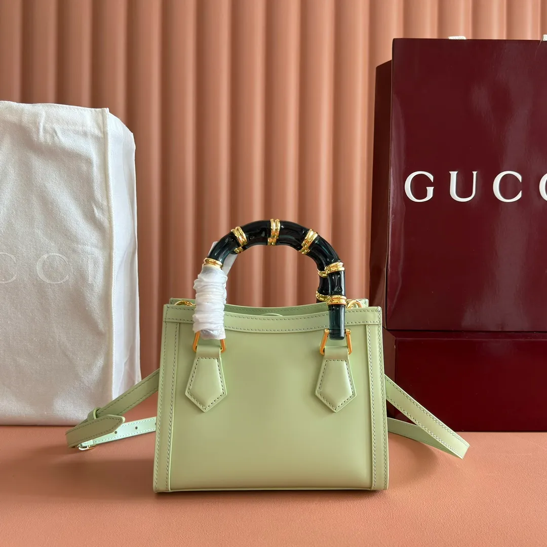 p1560. 💋💋💋【With full set of original counter packaging】【New Product】In the 2025 spring and summer series, the Gucci Diana series reinterprets classic bamboo accessories with resin and brass details. There are many ways to carry it, it can be carried cross-body or on the shoulder. Light purple glossy polished sheepskin Gold-tone hardware Bamboo shaped resin and brass handles Light purple sheepskin lining Double G Interior: One open pocket 8 cm high Removable and adjustable sheepskin shoulder strap (48 to 55 cm high); length adjustable from 93 to 109 cm Ident.: 832936. Dimensions: 20cm (width) x 16cm (height) x 10cm (depth) Weight: approx. 0.95kg Color: light green full leather. Made in Italy