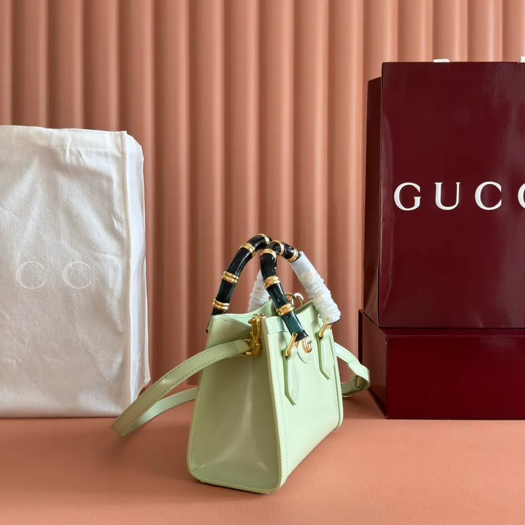 p1560. 💋💋💋【With full set of original counter packaging】【New Product】In the 2025 spring and summer series, the Gucci Diana series reinterprets classic bamboo accessories with resin and brass details. There are many ways to carry it, it can be carried cross-body or on the shoulder. Light purple glossy polished sheepskin Gold-tone hardware Bamboo shaped resin and brass handles Light purple sheepskin lining Double G Interior: One open pocket 8 cm high Removable and adjustable sheepskin shoulder strap (48 to 55 cm high); length adjustable from 93 to 109 cm Ident.: 832936. Dimensions: 20cm (width) x 16cm (height) x 10cm (depth) Weight: approx. 0.95kg Color: light green full leather. Made in Italy