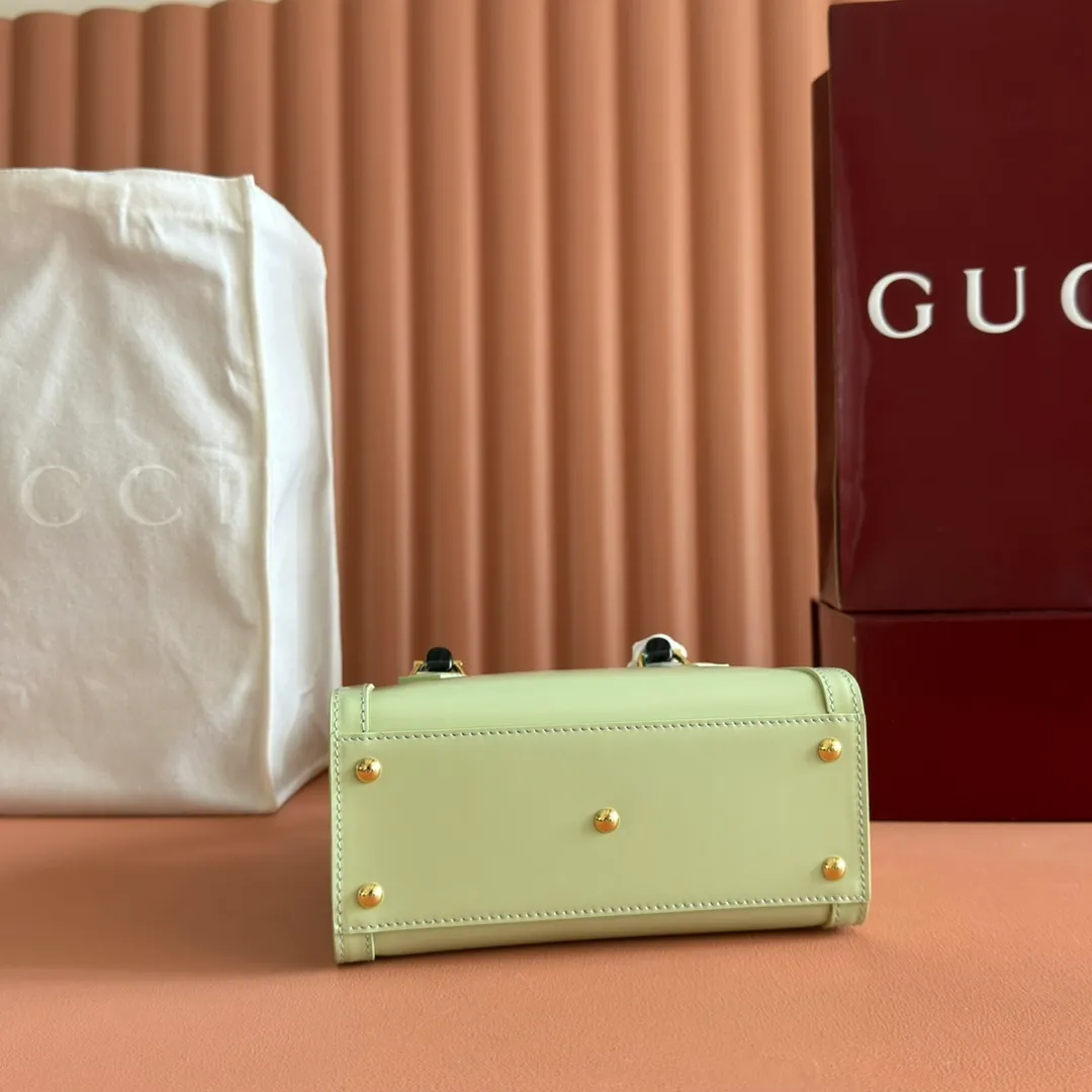 p1560. 💋💋💋【With full set of original counter packaging】【New Product】In the 2025 spring and summer series, the Gucci Diana series reinterprets classic bamboo accessories with resin and brass details. There are many ways to carry it, it can be carried cross-body or on the shoulder. Light purple glossy polished sheepskin Gold-tone hardware Bamboo shaped resin and brass handles Light purple sheepskin lining Double G Interior: One open pocket 8 cm high Removable and adjustable sheepskin shoulder strap (48 to 55 cm high); length adjustable from 93 to 109 cm Ident.: 832936. Dimensions: 20cm (width) x 16cm (height) x 10cm (depth) Weight: approx. 0.95kg Color: light green full leather. Made in Italy