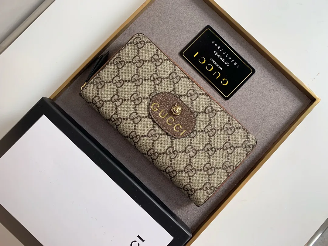 💰160 💎Top original new single-pull wallet, synchronized at the counter, real shot! Hibiscus red leather tiger head label with gold Gucci embossing on the front, this label pays homage to vintage luggage details. The card holder is made of GG Supreme high-grade artificial canvas, and the material is decomposable. Style number: 476422 Size: 19.5x10.5x2.5.