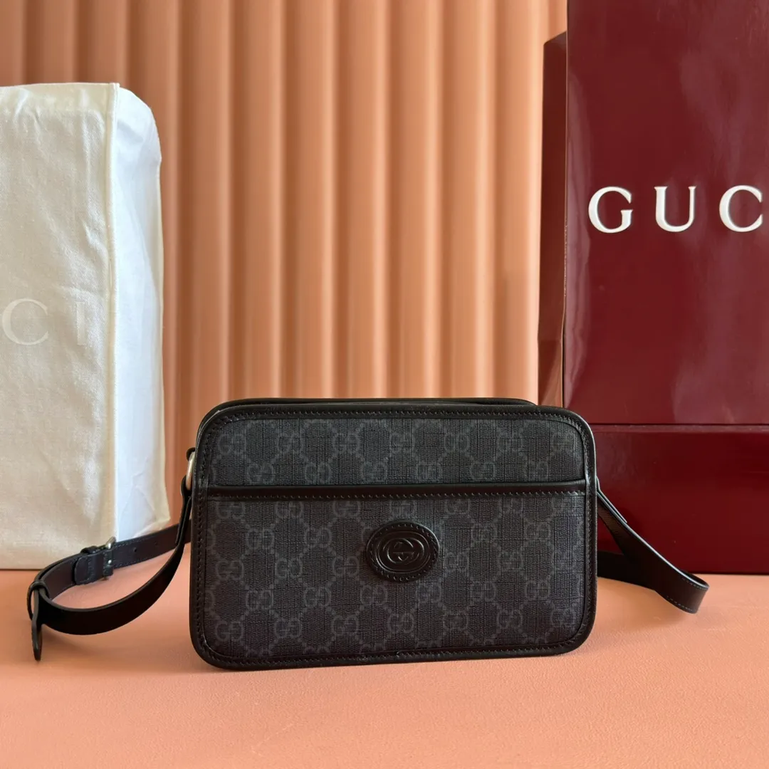 p860. 💋💋💋【Original leather accessories🌈 Equipped with full counter packaging】🔥🔥Gucci meo vintage crossbody bag, mini bag stands out in the Infinity Overture series, injecting modern design essence into retro style. The mini handbag is decorated with an oval leather label and is matched with the brand's iconic element, the cat head. The brand's classic elements are all integrated into one, classic and retro yet so versatile and cute. Style number: 658572. Size: 22.5*14*7cm. Color: Gram/PVC.