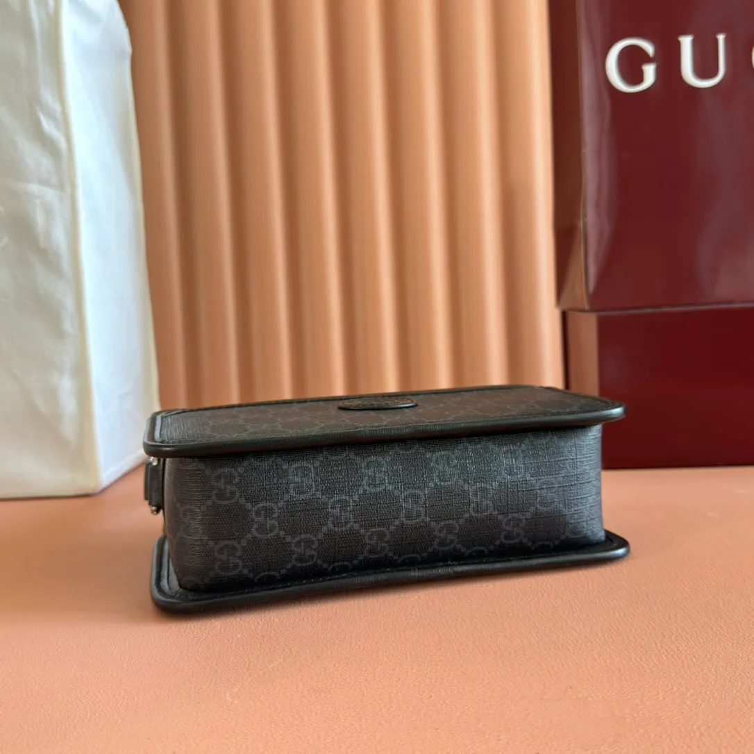 p860. 💋💋💋【Original leather accessories🌈 Equipped with full counter packaging】🔥🔥Gucci meo vintage crossbody bag, mini bag stands out in the Infinity Overture series, injecting modern design essence into retro style. The mini handbag is decorated with an oval leather label and is matched with the brand's iconic element, the cat head. The brand's classic elements are all integrated into one, classic and retro yet so versatile and cute. Style number: 658572. Size: 22.5*14*7cm. Color: Gram/PVC.
