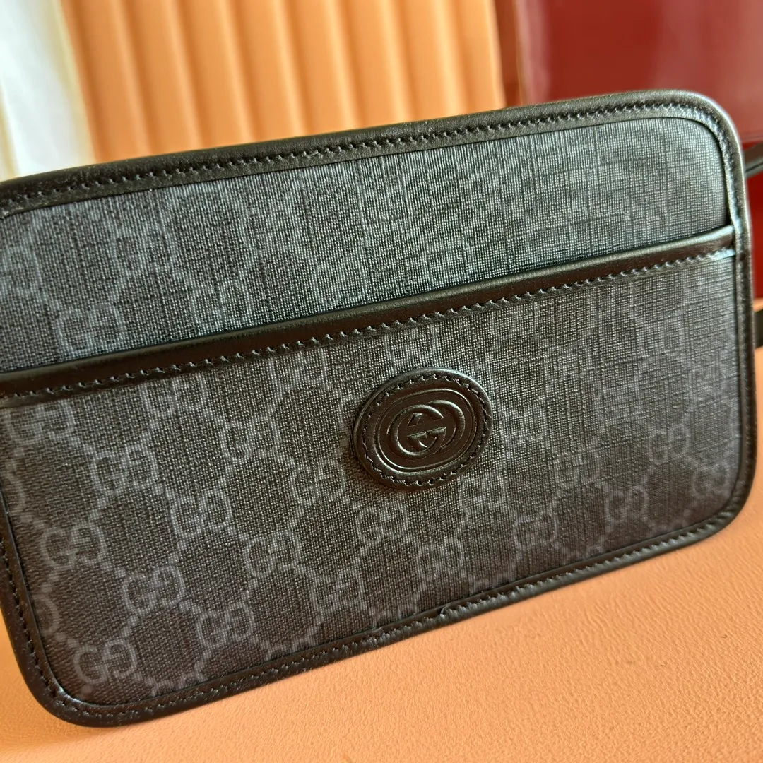 p860. 💋💋💋【Original leather accessories🌈 Equipped with full counter packaging】🔥🔥Gucci meo vintage crossbody bag, mini bag stands out in the Infinity Overture series, injecting modern design essence into retro style. The mini handbag is decorated with an oval leather label and is matched with the brand's iconic element, the cat head. The brand's classic elements are all integrated into one, classic and retro yet so versatile and cute. Style number: 658572. Size: 22.5*14*7cm. Color: Gram/PVC.