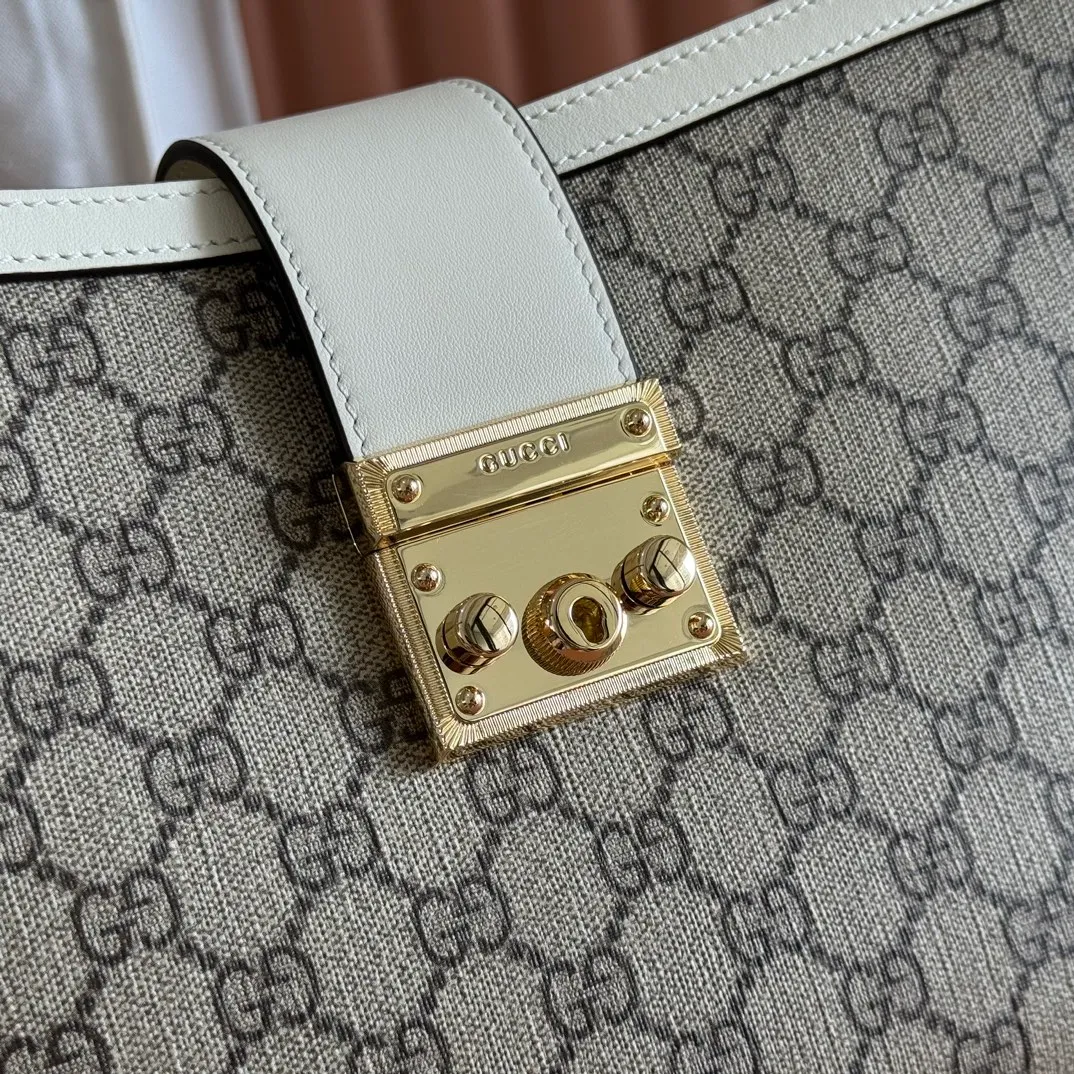 p1160. 💋💋💋Original leather [equipped with full counter packaging] The Padlock series has launched a variety of fashionable bags with various carrying methods, adding color to the 2025 early autumn series. This tote is lined with webbing, reminiscent of the brand's signature pattern. Black and dark brown GG monogram coated fabric Black leather trim Light gold tone hardware Red and green webbing cotton lining Interior: One zip pocket Carry handle (17.5 cm height) Removable and adjustable leather strap (height: 54 cm - 60 cm; length: 115 cm - 125 cm) Padlock closure with leather keychain Ident.: 838991. Dimensions: 31cm (width) x 21cm (height) x 11cm (thickness) Weight: approx. 0.8kg. Color: brown white PVC. Made in Italy