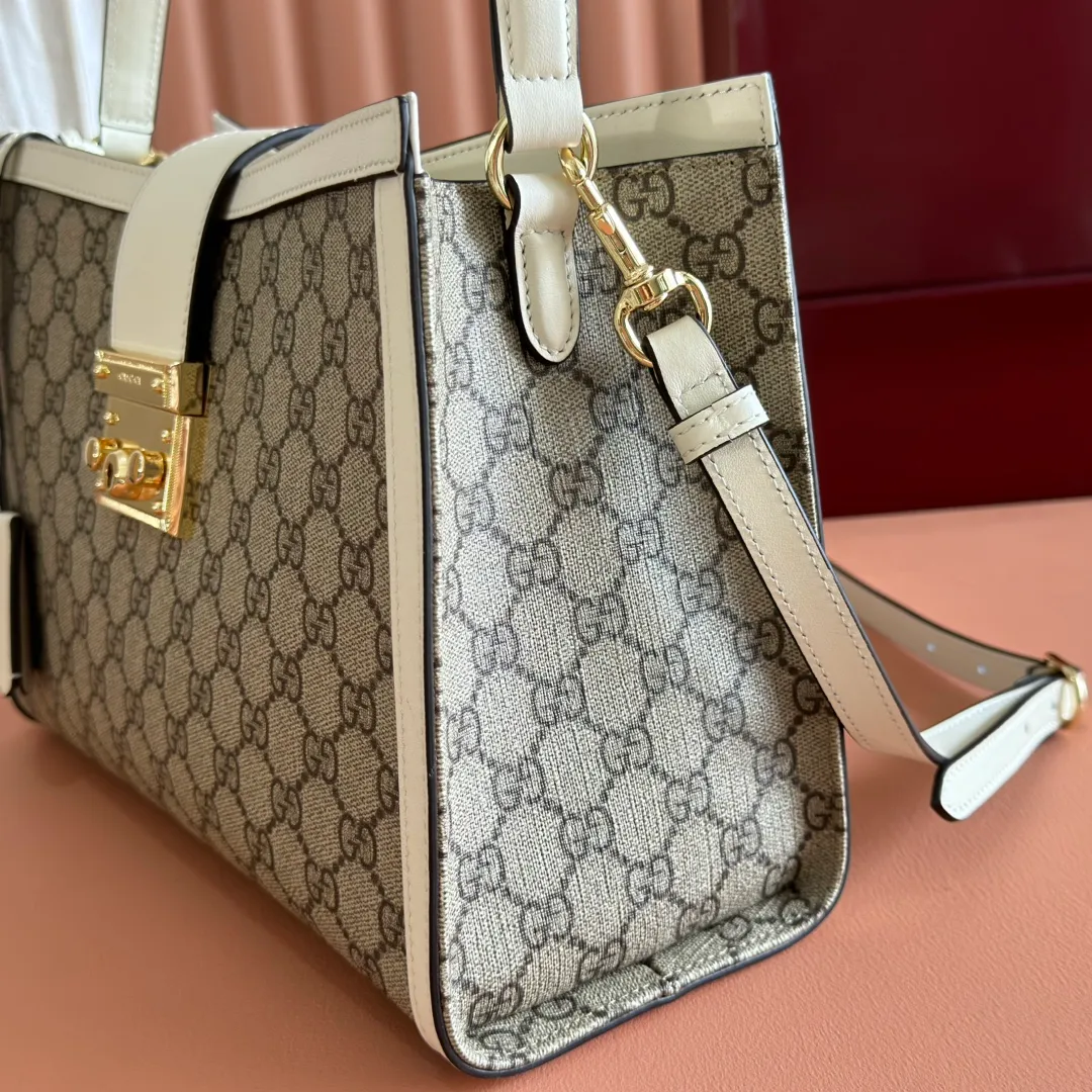 p1160. 💋💋💋Original leather [equipped with full counter packaging] The Padlock series has launched a variety of fashionable bags with various carrying methods, adding color to the 2025 early autumn series. This tote is lined with webbing, reminiscent of the brand's signature pattern. Black and dark brown GG monogram coated fabric Black leather trim Light gold tone hardware Red and green webbing cotton lining Interior: One zip pocket Carry handle (17.5 cm height) Removable and adjustable leather strap (height: 54 cm - 60 cm; length: 115 cm - 125 cm) Padlock closure with leather keychain Ident.: 838991. Dimensions: 31cm (width) x 21cm (height) x 11cm (thickness) Weight: approx. 0.8kg. Color: brown white PVC. Made in Italy