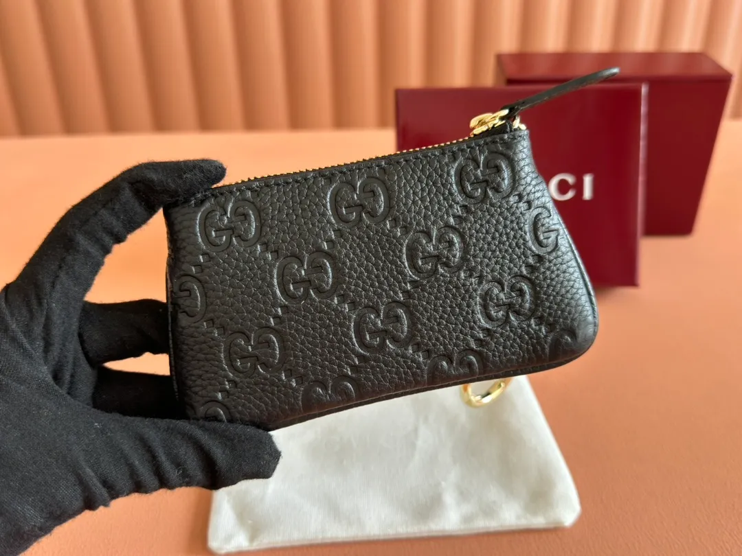 p360. 💋💋💋🔥"With full set of original green box packaging"🔥[New style] GG Emblem series super soft pink embossed/full leather coin purse Model: 815891. Dimensions: 12 (length) x 7.5 (width) Color: black full leather/original leather. Made in Italy