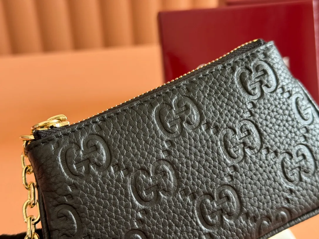 p360. 💋💋💋🔥"With full set of original green box packaging"🔥[New style] GG Emblem series super soft pink embossed/full leather coin purse Model: 815891. Dimensions: 12 (length) x 7.5 (width) Color: black full leather/original leather. Made in Italy