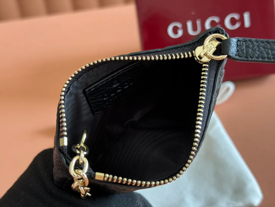 p360. 💋💋💋🔥"With full set of original green box packaging"🔥[New style] GG Emblem series super soft pink embossed/full leather coin purse Model: 815891. Dimensions: 12 (length) x 7.5 (width) Color: black full leather/original leather. Made in Italy