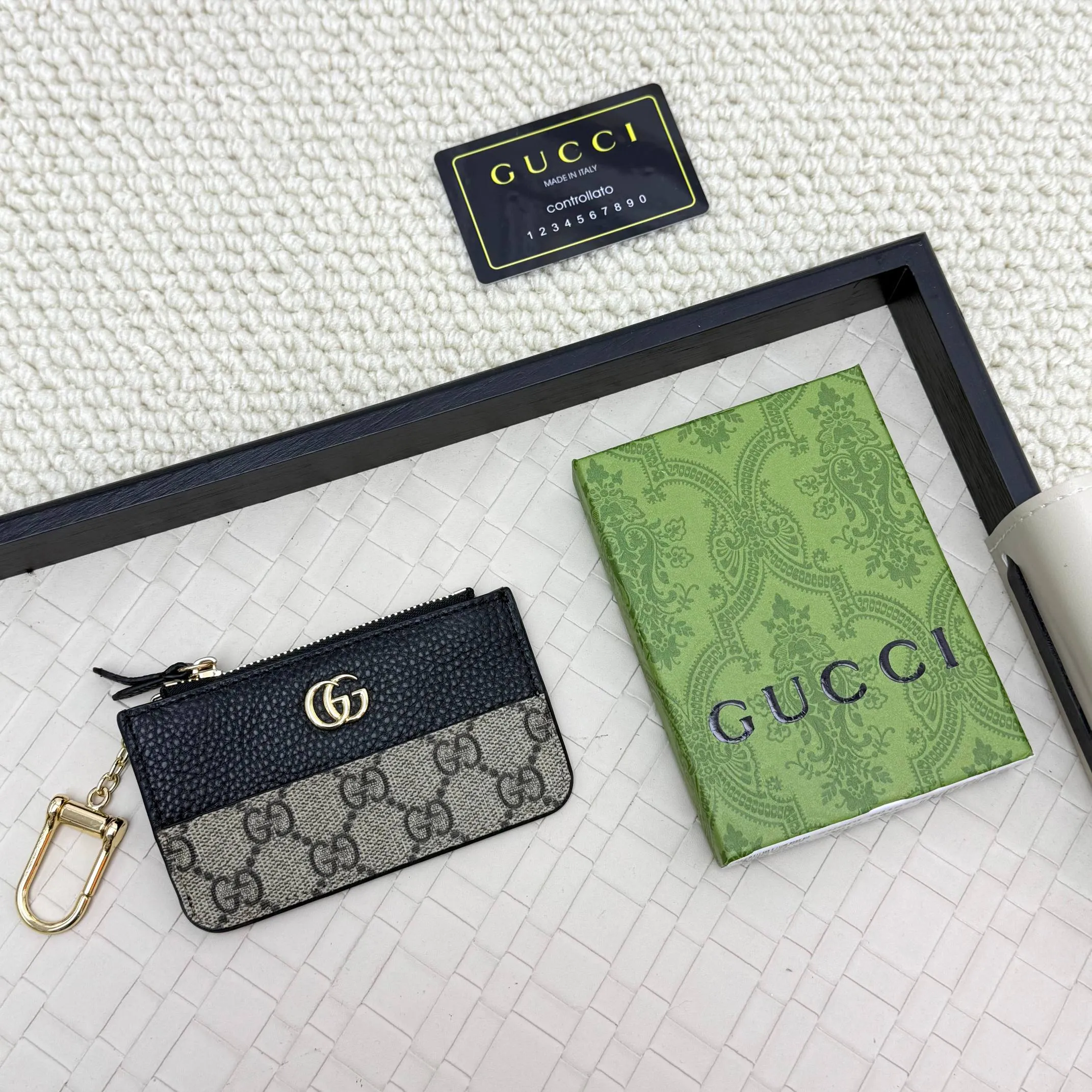 💰130 Gucci comes with box packaging and keychain card holder. The "Gucci March of Love" series has been updated to present multi-functional elements to interpret the brand's spirit of self-expression. Equipped with 3 card slots and a keychain hook, this model exudes a strong brand identity. Size: 12.5X7X1.5cm Number: 701070