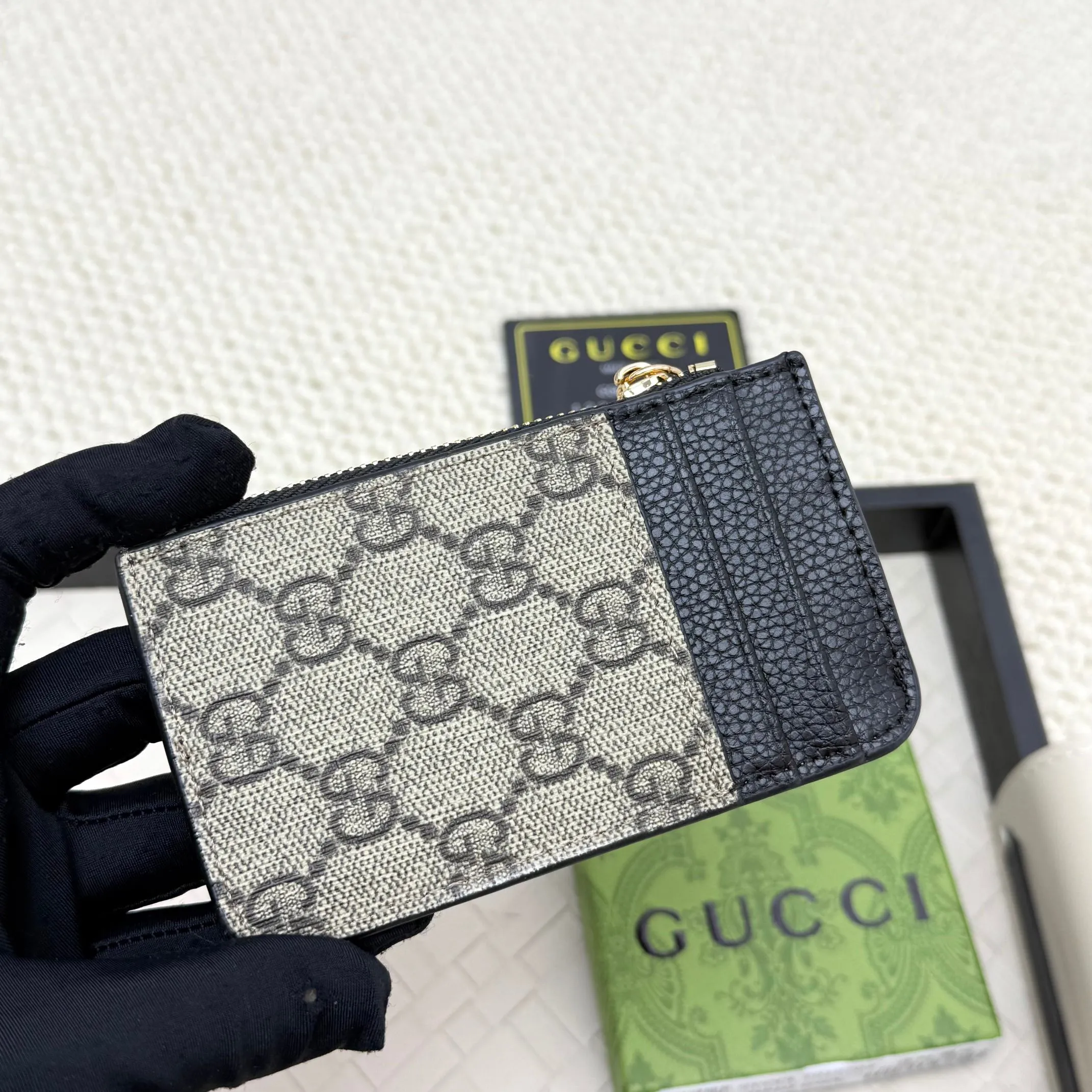 💰130 Gucci comes with box packaging and keychain card holder. The "Gucci March of Love" series has been updated to present multi-functional elements to interpret the brand's spirit of self-expression. Equipped with 3 card slots and a keychain hook, this model exudes a strong brand identity. Size: 12.5X7X1.5cm Number: 701070