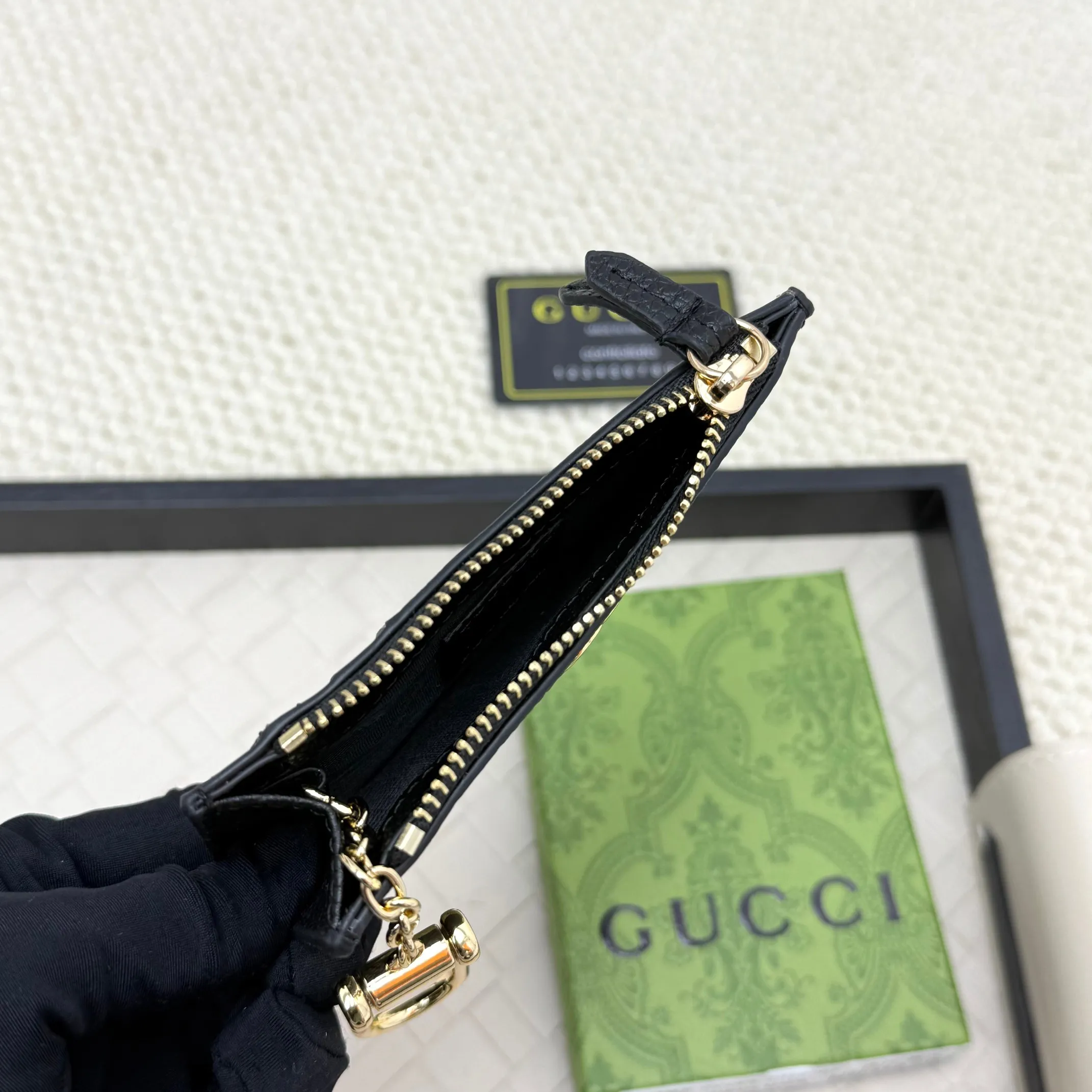 💰130 Gucci comes with box packaging and keychain card holder. The "Gucci March of Love" series has been updated to present multi-functional elements to interpret the brand's spirit of self-expression. Equipped with 3 card slots and a keychain hook, this model exudes a strong brand identity. Size: 12.5X7X1.5cm Number: 701070