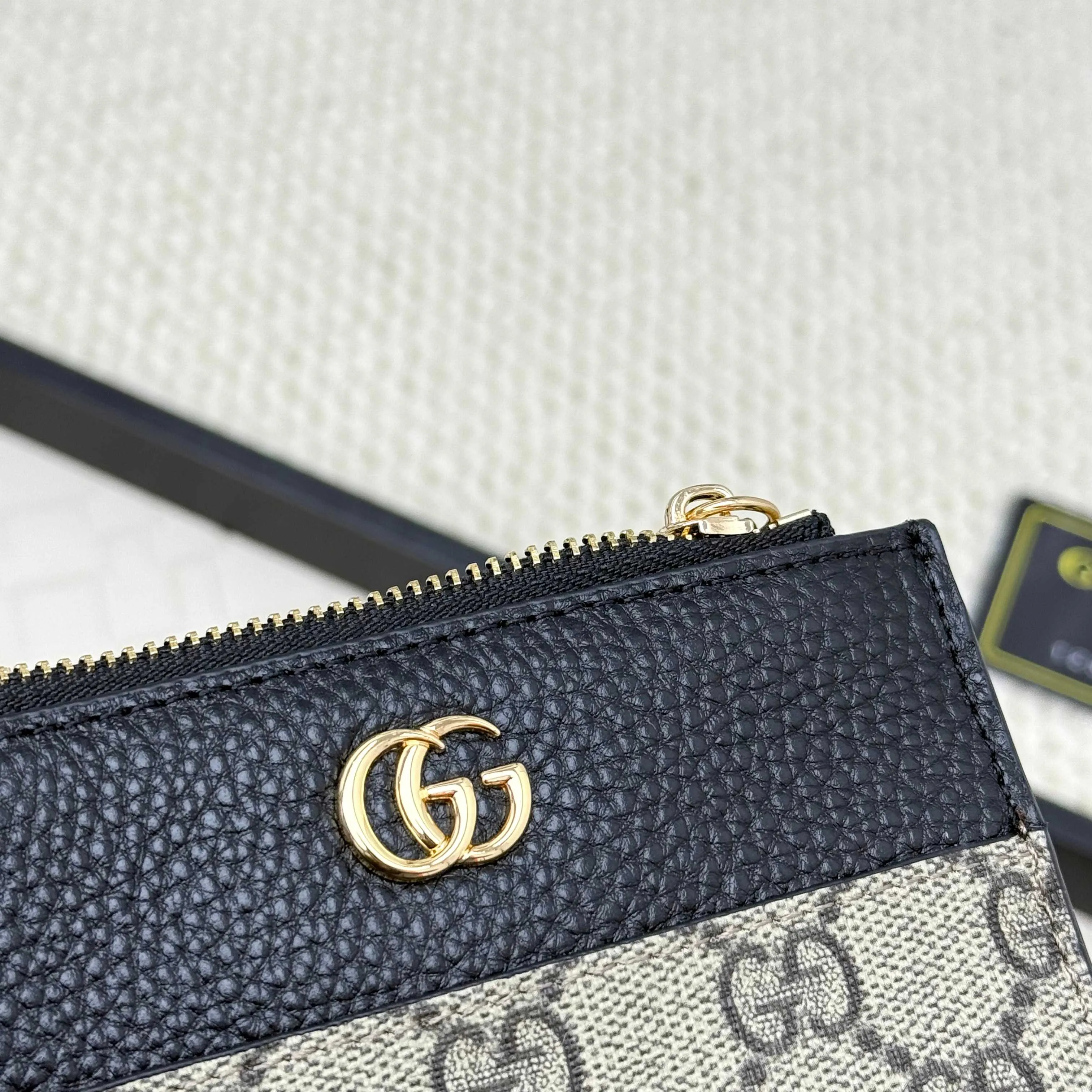 💰130 Gucci comes with box packaging and keychain card holder. The "Gucci March of Love" series has been updated to present multi-functional elements to interpret the brand's spirit of self-expression. Equipped with 3 card slots and a keychain hook, this model exudes a strong brand identity. Size: 12.5X7X1.5cm Number: 701070