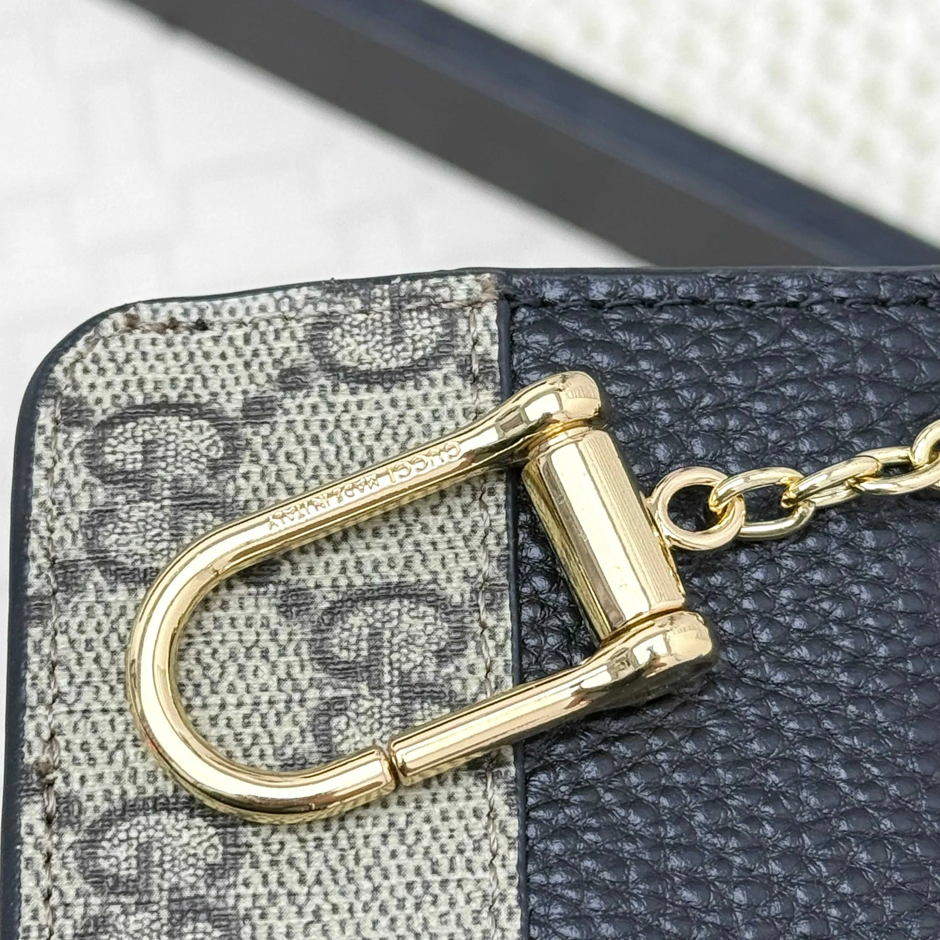 💰130 Gucci comes with box packaging and keychain card holder. The "Gucci March of Love" series has been updated to present multi-functional elements to interpret the brand's spirit of self-expression. Equipped with 3 card slots and a keychain hook, this model exudes a strong brand identity. Size: 12.5X7X1.5cm Number: 701070