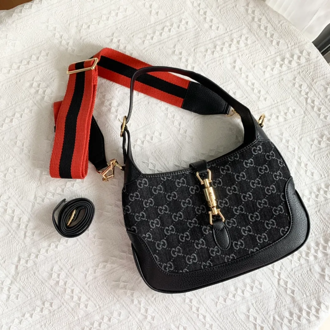 Actual shot #💰340 Model: 678843. Black/Denim Size: 28x 19x 4.5cm.   💕💕Gucci UN3AG 1294 product details. Gucci's "Aria-Fashion Aria" series uses modern techniques to reinterpret classics. The Jackie 1961 series has launched a new rectangular tote bag with soft texture and flexible structure. The archive design is paired with logo details such as the all-over GG pattern and striped webbing, and exquisite accessories pay tribute to Gucci's heritage. This small bag is trimmed in black leather and features the collection's signature gold-toned push-lock hardware. Black and ivory GG denim jacquard. Black leather trim.