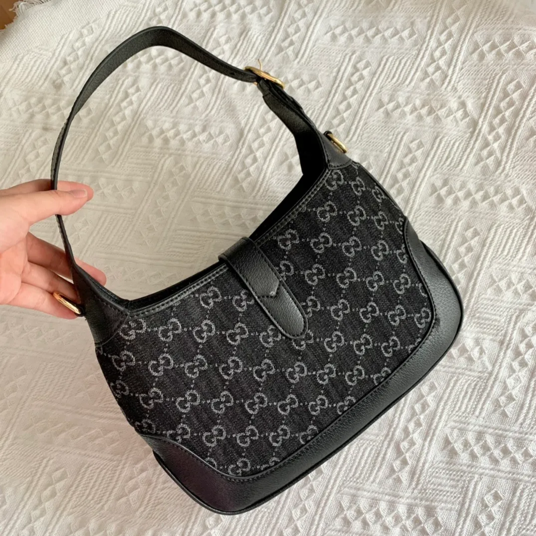 Actual shot #💰340 Model: 678843. Black/Denim Size: 28x 19x 4.5cm.   💕💕Gucci UN3AG 1294 product details. Gucci's "Aria-Fashion Aria" series uses modern techniques to reinterpret classics. The Jackie 1961 series has launched a new rectangular tote bag with soft texture and flexible structure. The archive design is paired with logo details such as the all-over GG pattern and striped webbing, and exquisite accessories pay tribute to Gucci's heritage. This small bag is trimmed in black leather and features the collection's signature gold-toned push-lock hardware. Black and ivory GG denim jacquard. Black leather trim.