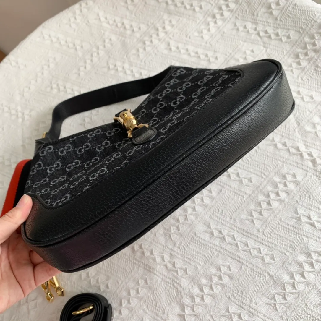 Actual shot #💰340 Model: 678843. Black/Denim Size: 28x 19x 4.5cm.   💕💕Gucci UN3AG 1294 product details. Gucci's "Aria-Fashion Aria" series uses modern techniques to reinterpret classics. The Jackie 1961 series has launched a new rectangular tote bag with soft texture and flexible structure. The archive design is paired with logo details such as the all-over GG pattern and striped webbing, and exquisite accessories pay tribute to Gucci's heritage. This small bag is trimmed in black leather and features the collection's signature gold-toned push-lock hardware. Black and ivory GG denim jacquard. Black leather trim.