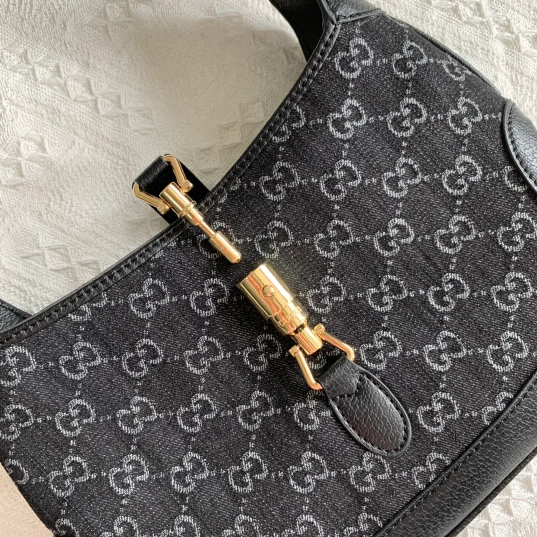 Actual shot #💰340 Model: 678843. Black/Denim Size: 28x 19x 4.5cm.   💕💕Gucci UN3AG 1294 product details. Gucci's "Aria-Fashion Aria" series uses modern techniques to reinterpret classics. The Jackie 1961 series has launched a new rectangular tote bag with soft texture and flexible structure. The archive design is paired with logo details such as the all-over GG pattern and striped webbing, and exquisite accessories pay tribute to Gucci's heritage. This small bag is trimmed in black leather and features the collection's signature gold-toned push-lock hardware. Black and ivory GG denim jacquard. Black leather trim.