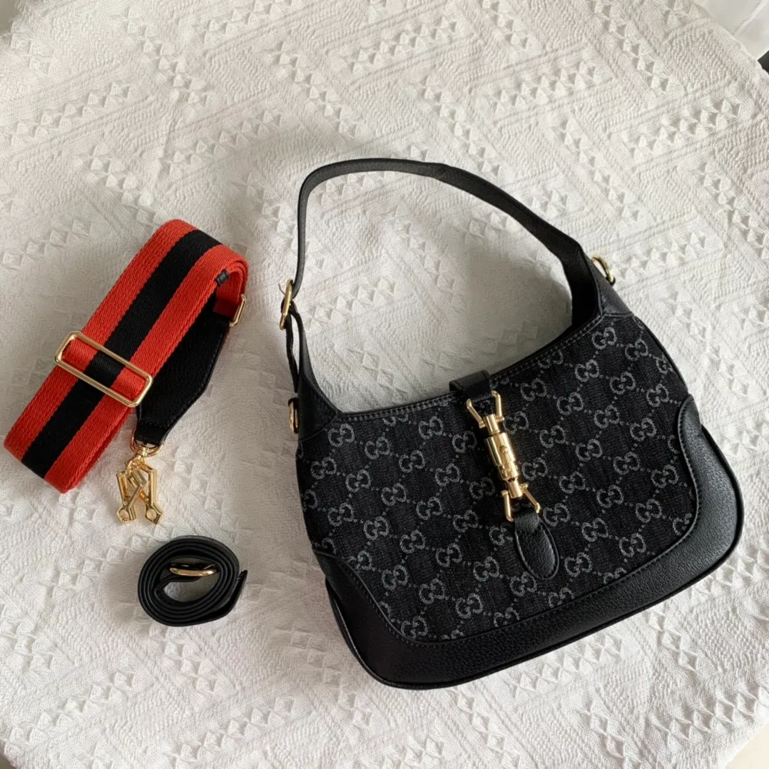 Actual shot #💰340 Model: 678843. Black/Denim Size: 28x 19x 4.5cm.   💕💕Gucci UN3AG 1294 product details. Gucci's "Aria-Fashion Aria" series uses modern techniques to reinterpret classics. The Jackie 1961 series has launched a new rectangular tote bag with soft texture and flexible structure. The archive design is paired with logo details such as the all-over GG pattern and striped webbing, and exquisite accessories pay tribute to Gucci's heritage. This small bag is trimmed in black leather and features the collection's signature gold-toned push-lock hardware. Black and ivory GG denim jacquard. Black leather trim.
