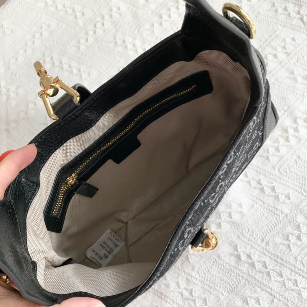 Actual shot #💰340 Model: 678843. Black/Denim Size: 28x 19x 4.5cm.   💕💕Gucci UN3AG 1294 product details. Gucci's "Aria-Fashion Aria" series uses modern techniques to reinterpret classics. The Jackie 1961 series has launched a new rectangular tote bag with soft texture and flexible structure. The archive design is paired with logo details such as the all-over GG pattern and striped webbing, and exquisite accessories pay tribute to Gucci's heritage. This small bag is trimmed in black leather and features the collection's signature gold-toned push-lock hardware. Black and ivory GG denim jacquard. Black leather trim.