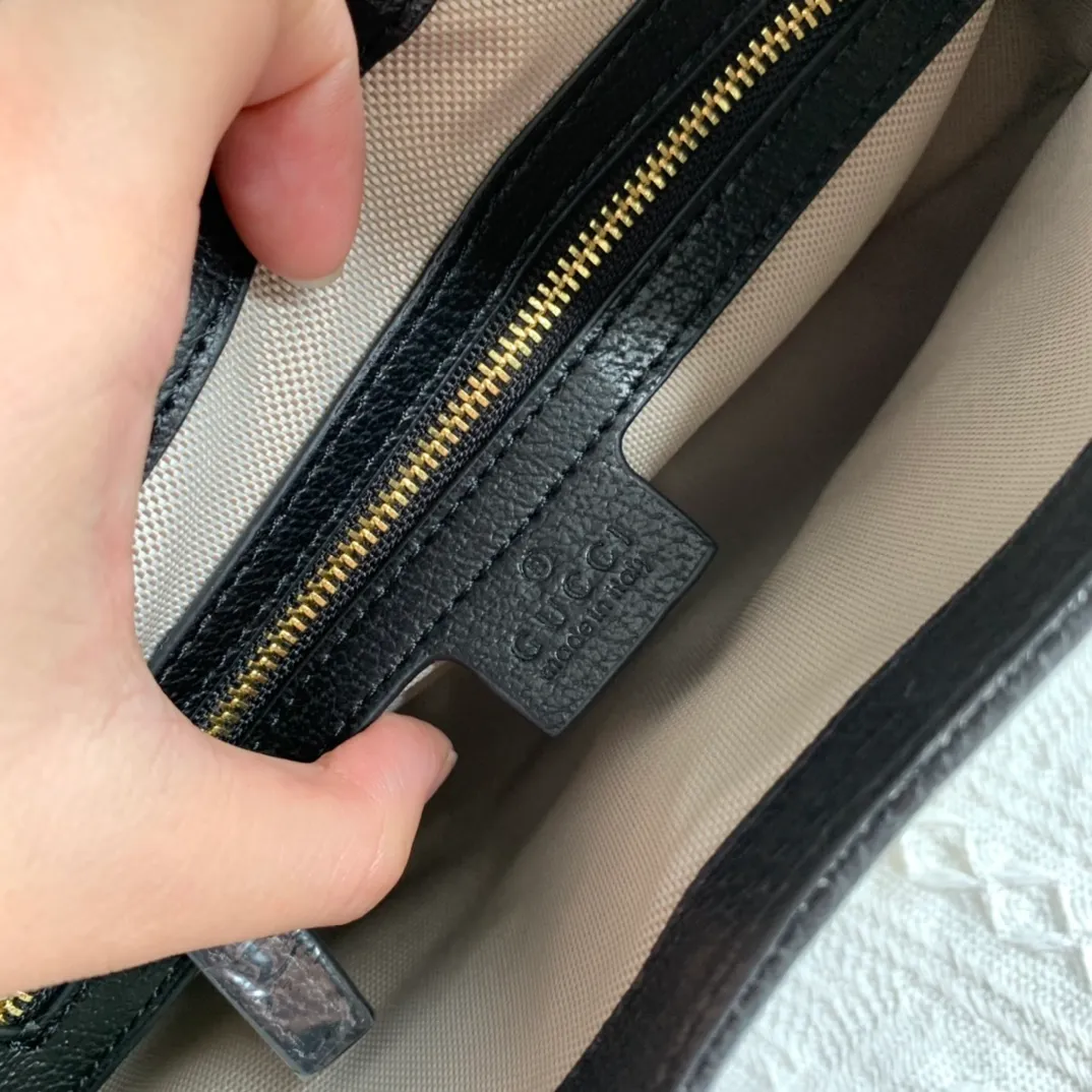 Actual shot #💰340 Model: 678843. Black/Denim Size: 28x 19x 4.5cm.   💕💕Gucci UN3AG 1294 product details. Gucci's "Aria-Fashion Aria" series uses modern techniques to reinterpret classics. The Jackie 1961 series has launched a new rectangular tote bag with soft texture and flexible structure. The archive design is paired with logo details such as the all-over GG pattern and striped webbing, and exquisite accessories pay tribute to Gucci's heritage. This small bag is trimmed in black leather and features the collection's signature gold-toned push-lock hardware. Black and ivory GG denim jacquard. Black leather trim.
