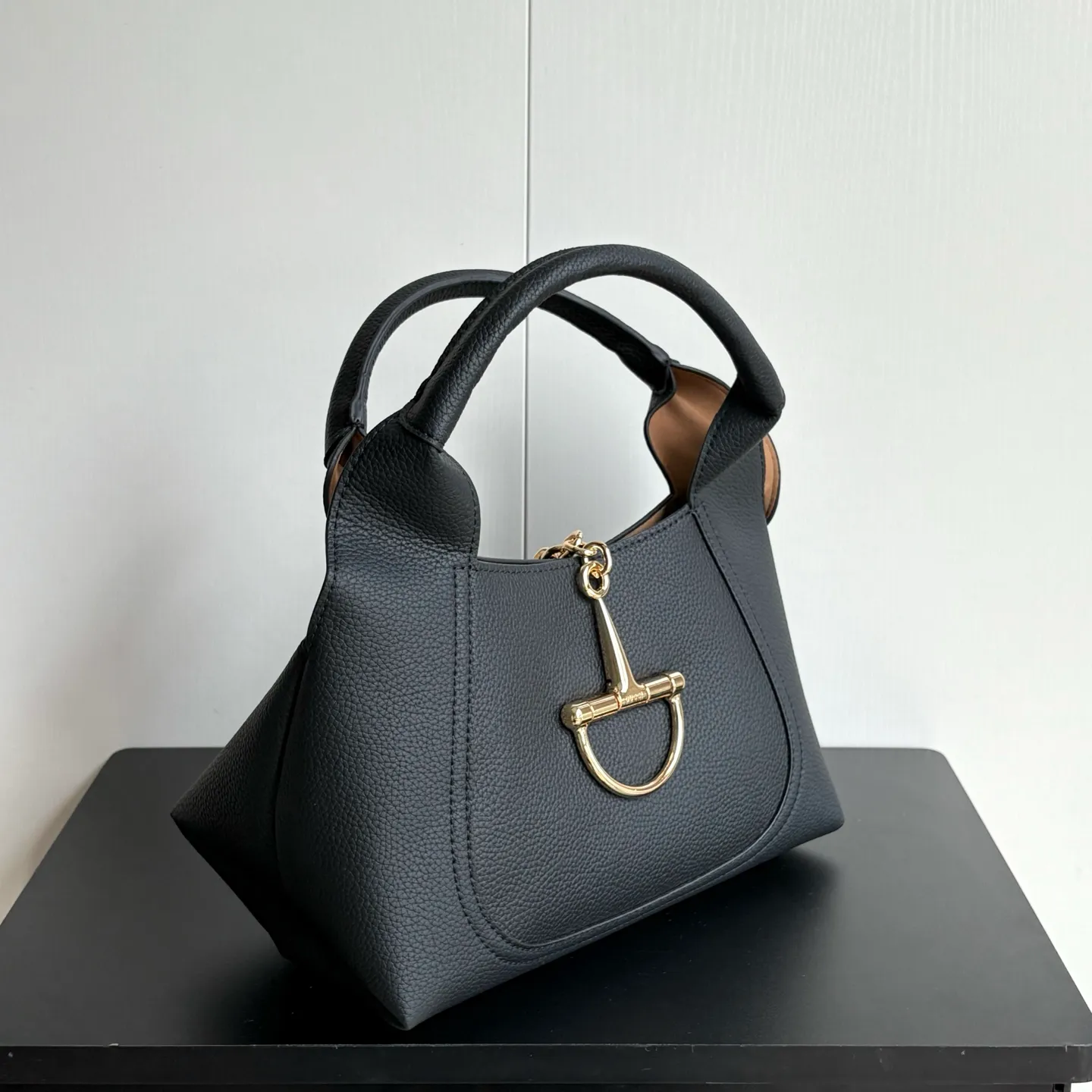 Upgraded version of real shot #💰320 Style number: 837467 black Size: 27.5X21X16～ Gucci Softbit series small shoulder bag, ingeniously incorporating the brand's classic equestrian style accessories with a half-horse bit shape. The handle is 15 cm high and can be opened and closed with a magnetic buckle.