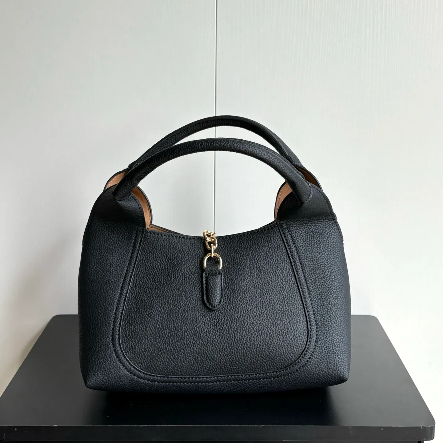 Upgraded version of real shot #💰320 Style number: 837467 black Size: 27.5X21X16～ Gucci Softbit series small shoulder bag, ingeniously incorporating the brand's classic equestrian style accessories with a half-horse bit shape. The handle is 15 cm high and can be opened and closed with a magnetic buckle.